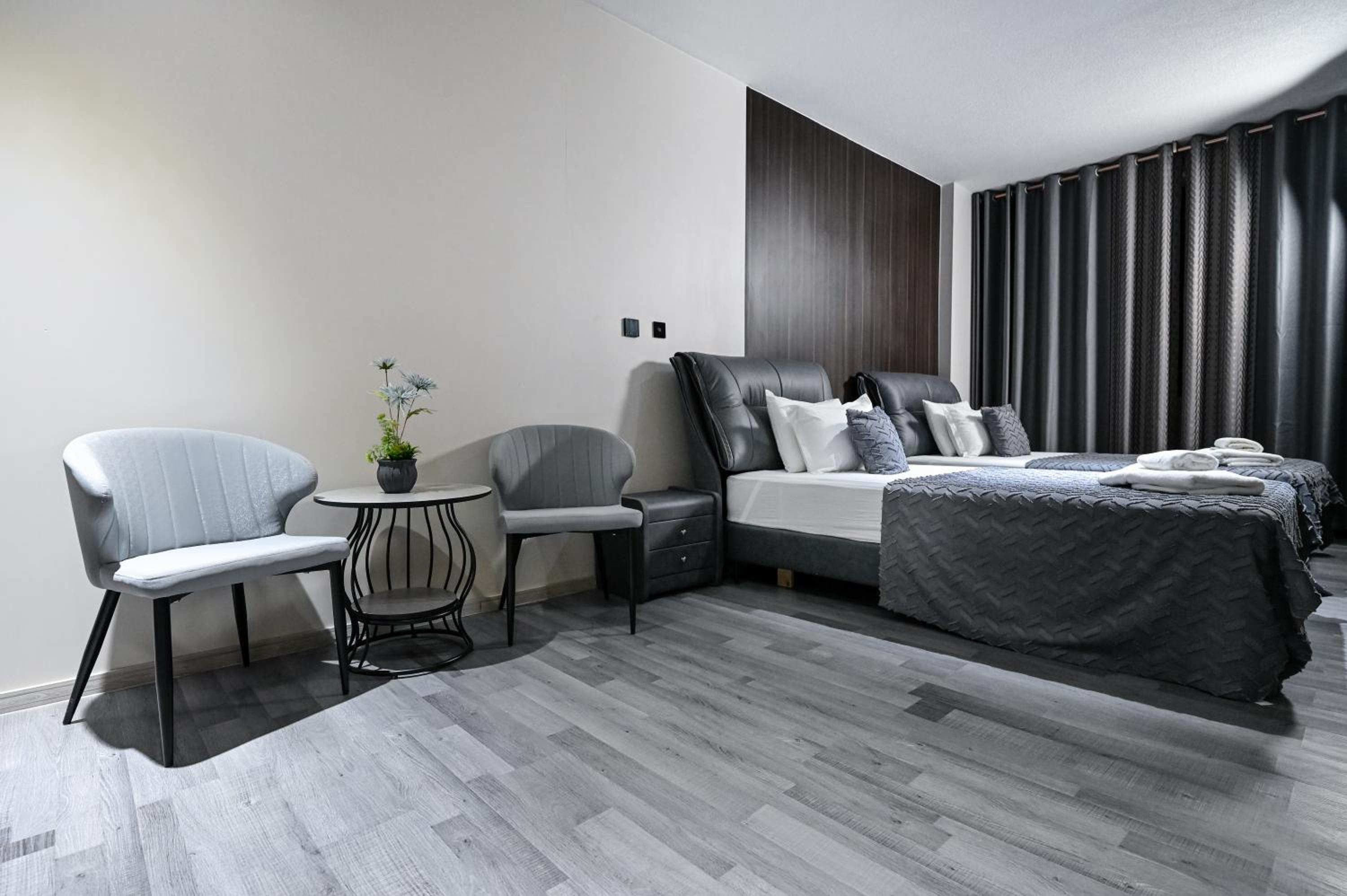 Deluxe Family Suite - Photo 9