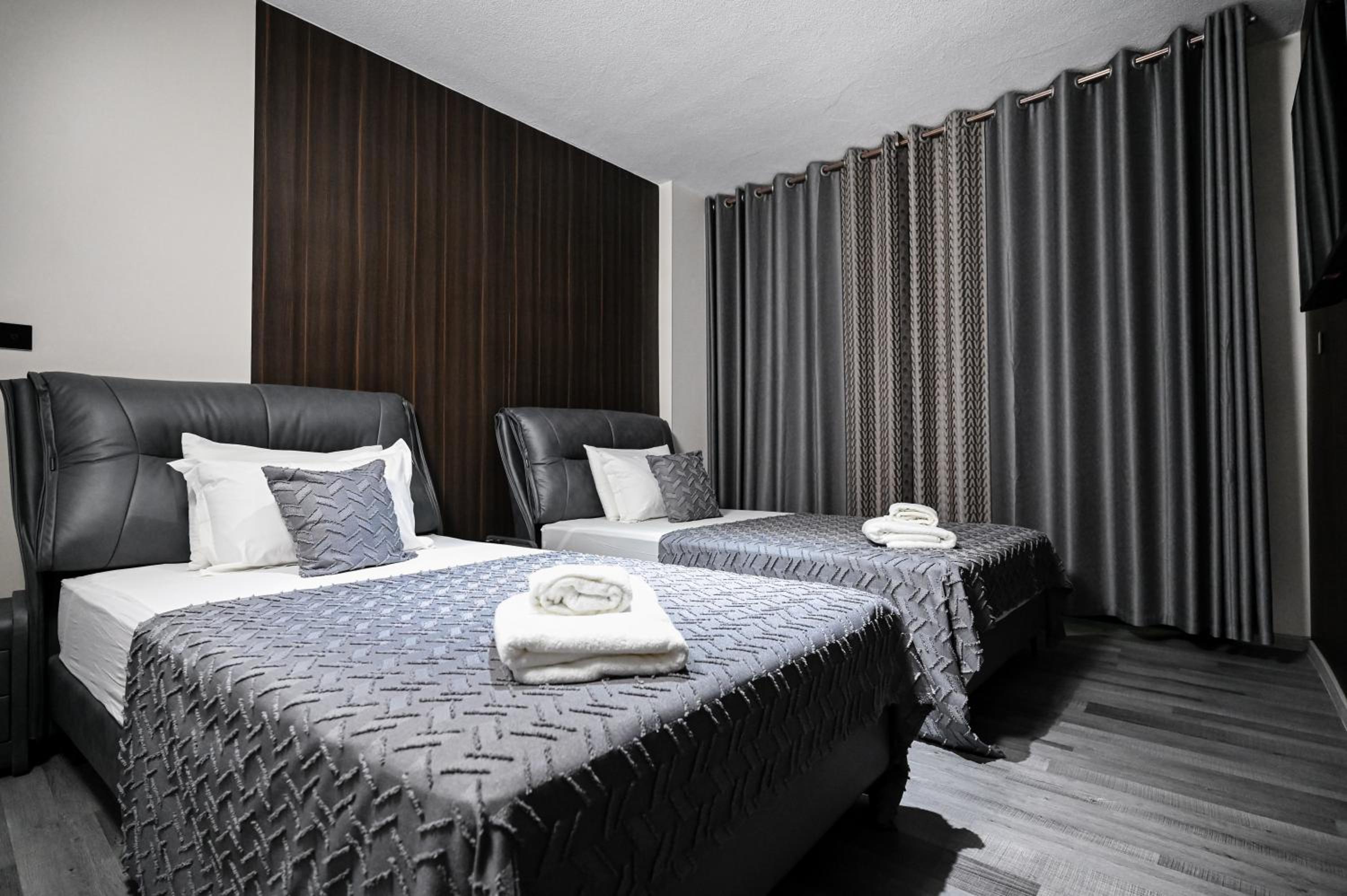 Deluxe Family Suite - Photo 13