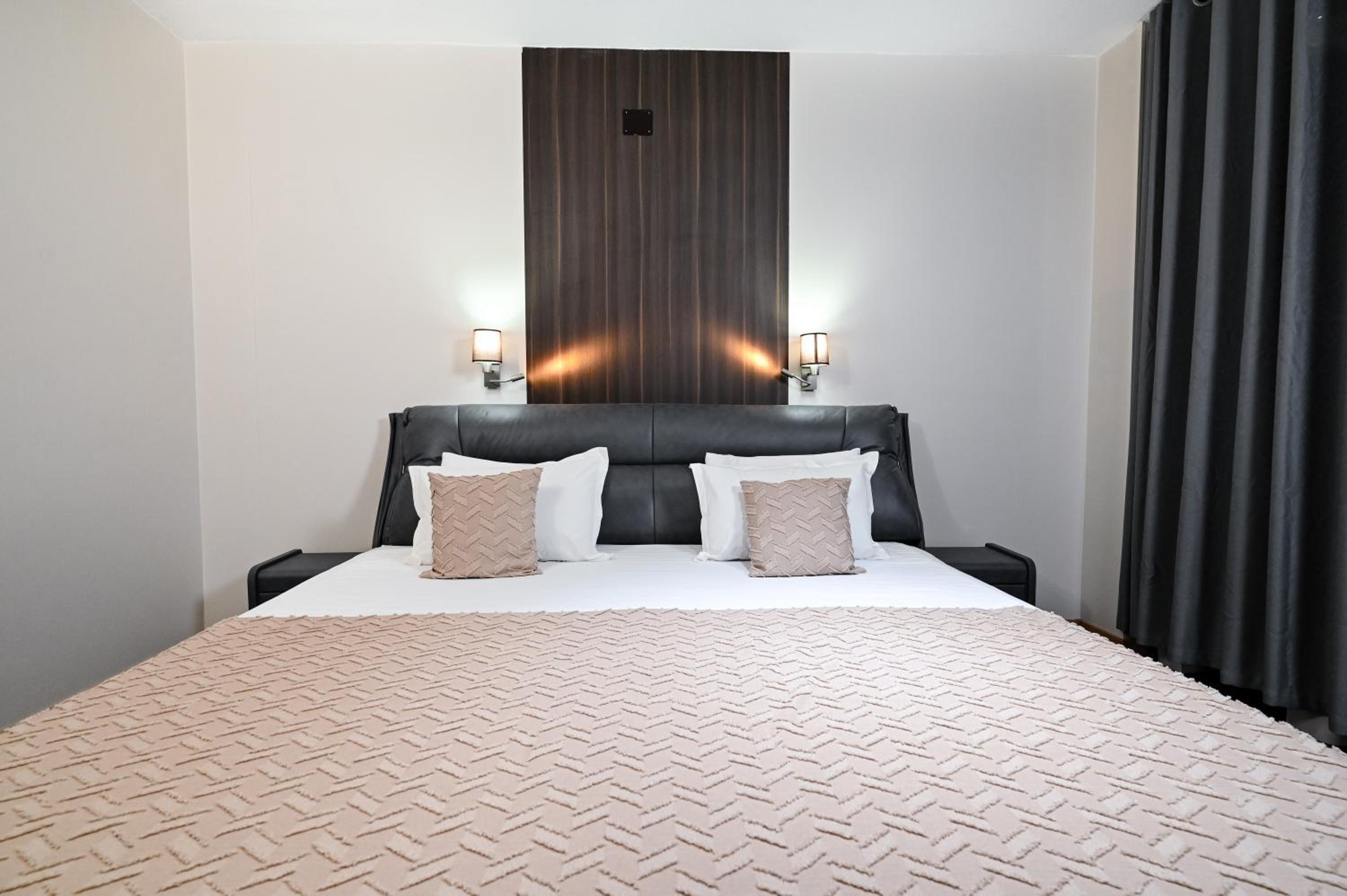 Deluxe Family Suite - Photo 1