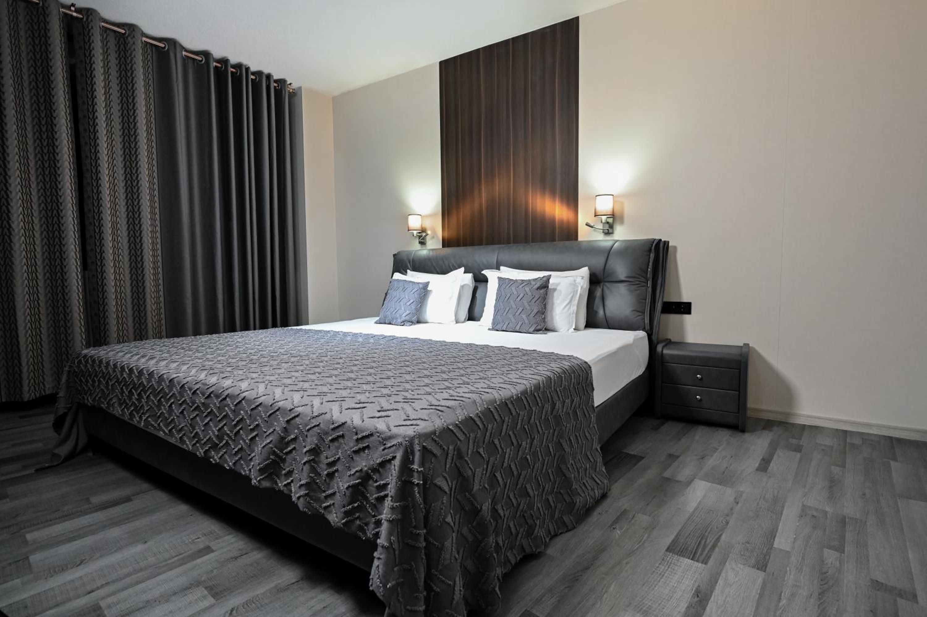 Deluxe Family Suite - Photo 8