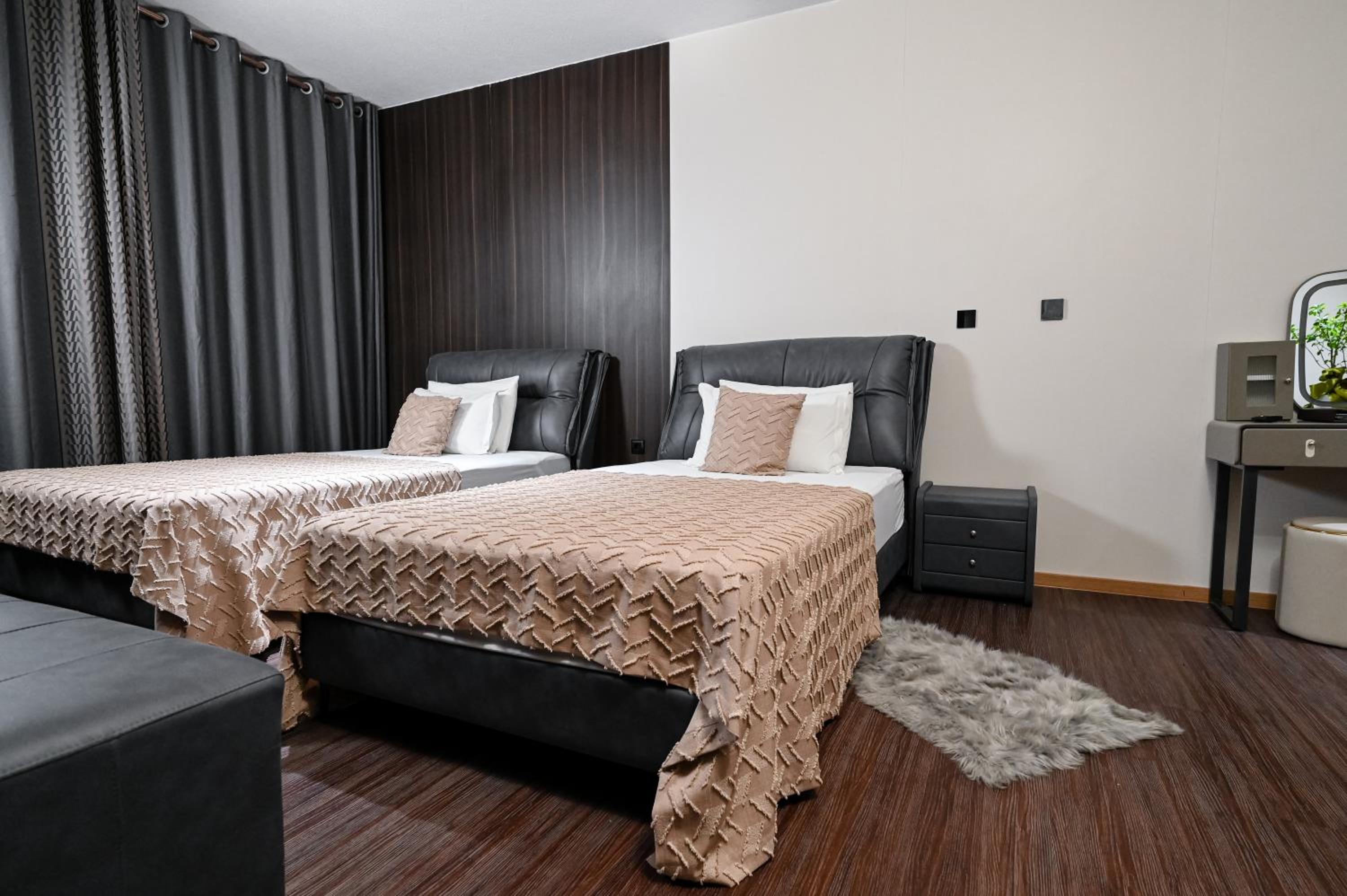 Deluxe Family Suite - Photo 11
