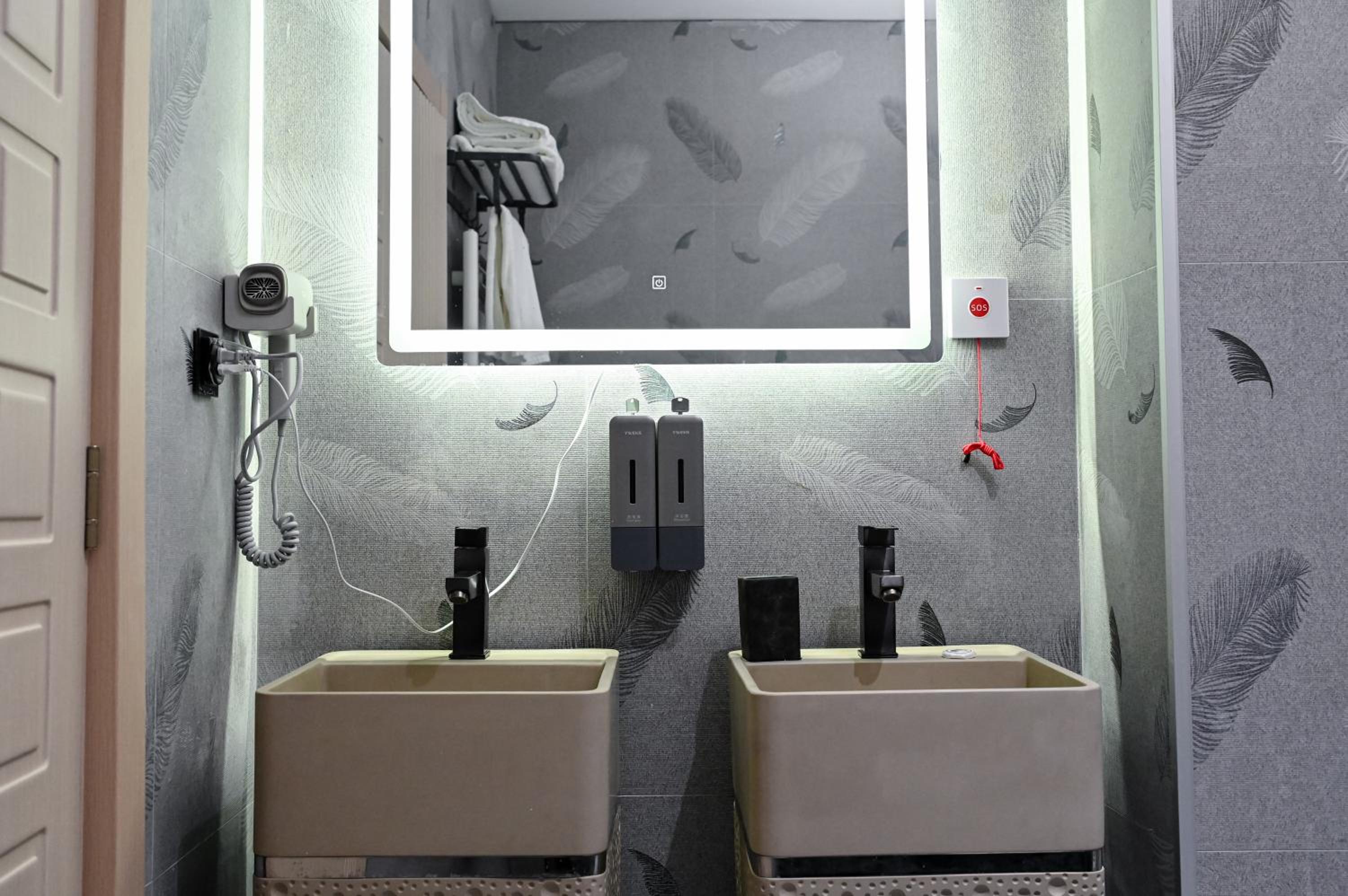Deluxe Family Suite - Photo 3
