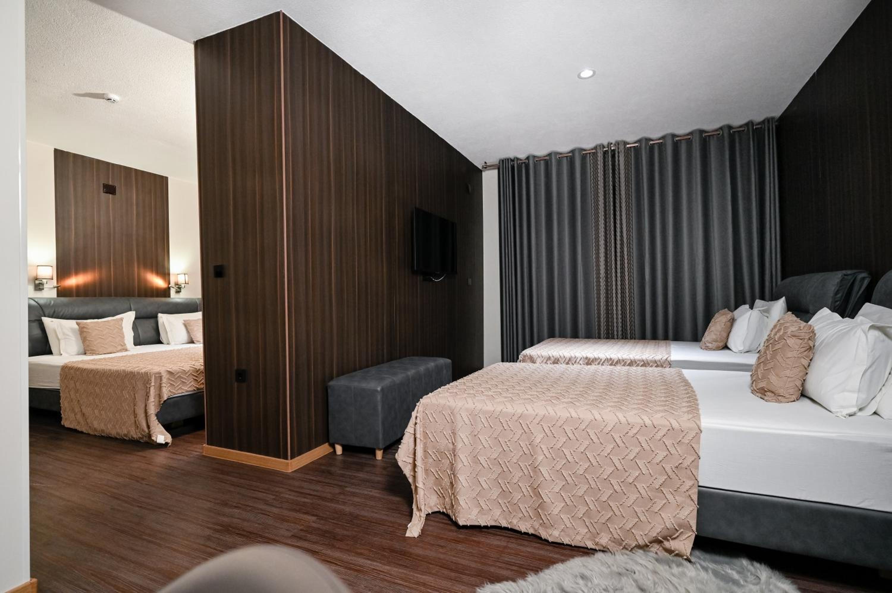 Deluxe Family Suite - Photo 10