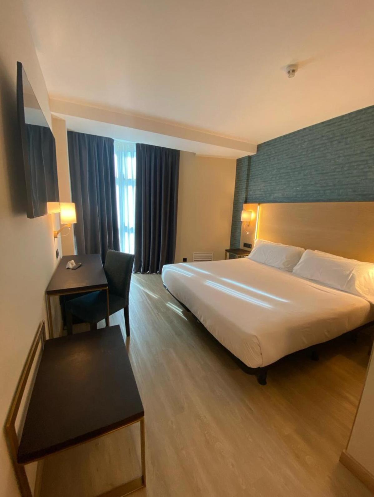 Standard Double or Twin Room - Photo 9