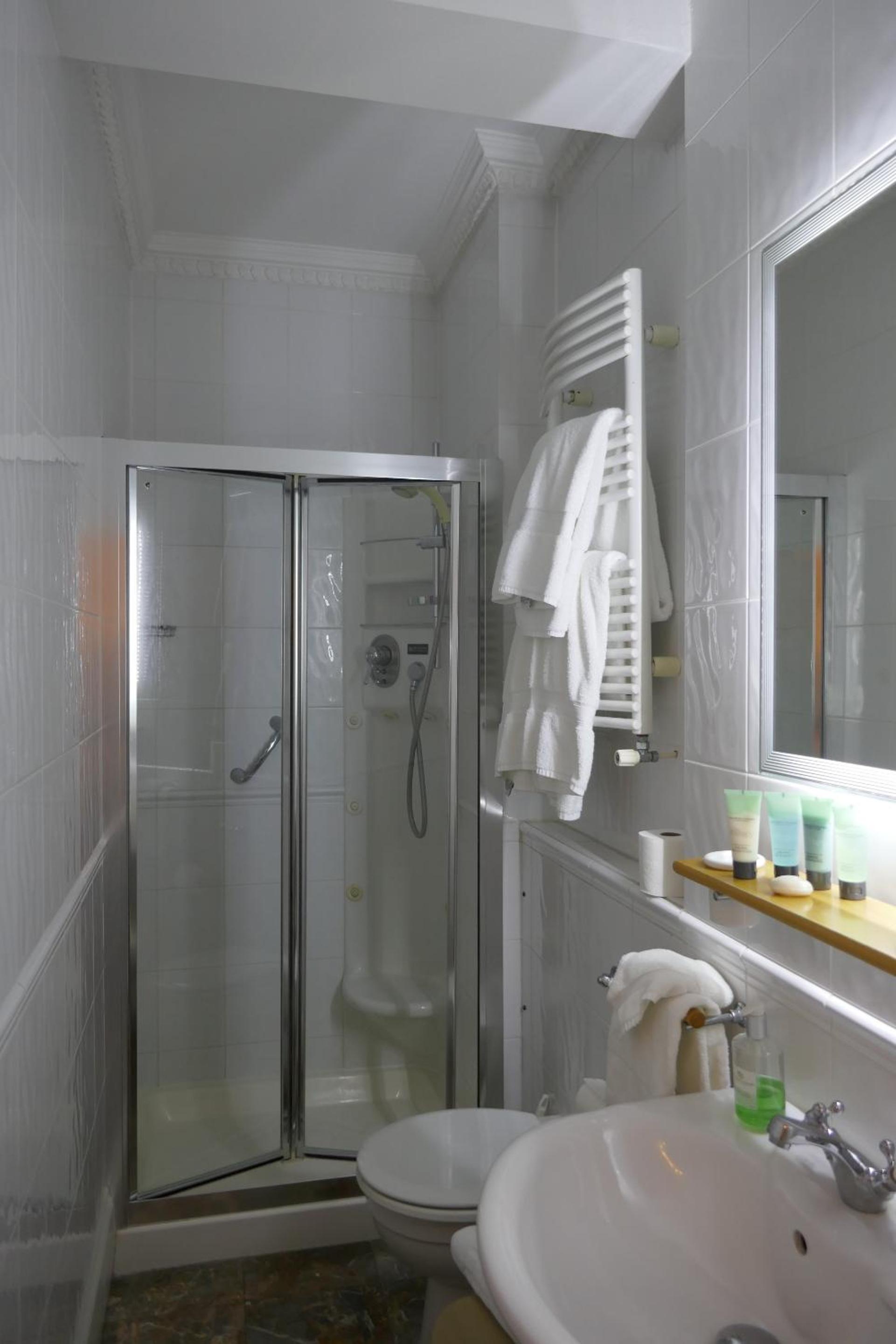 Standard Double Room - Photo 4