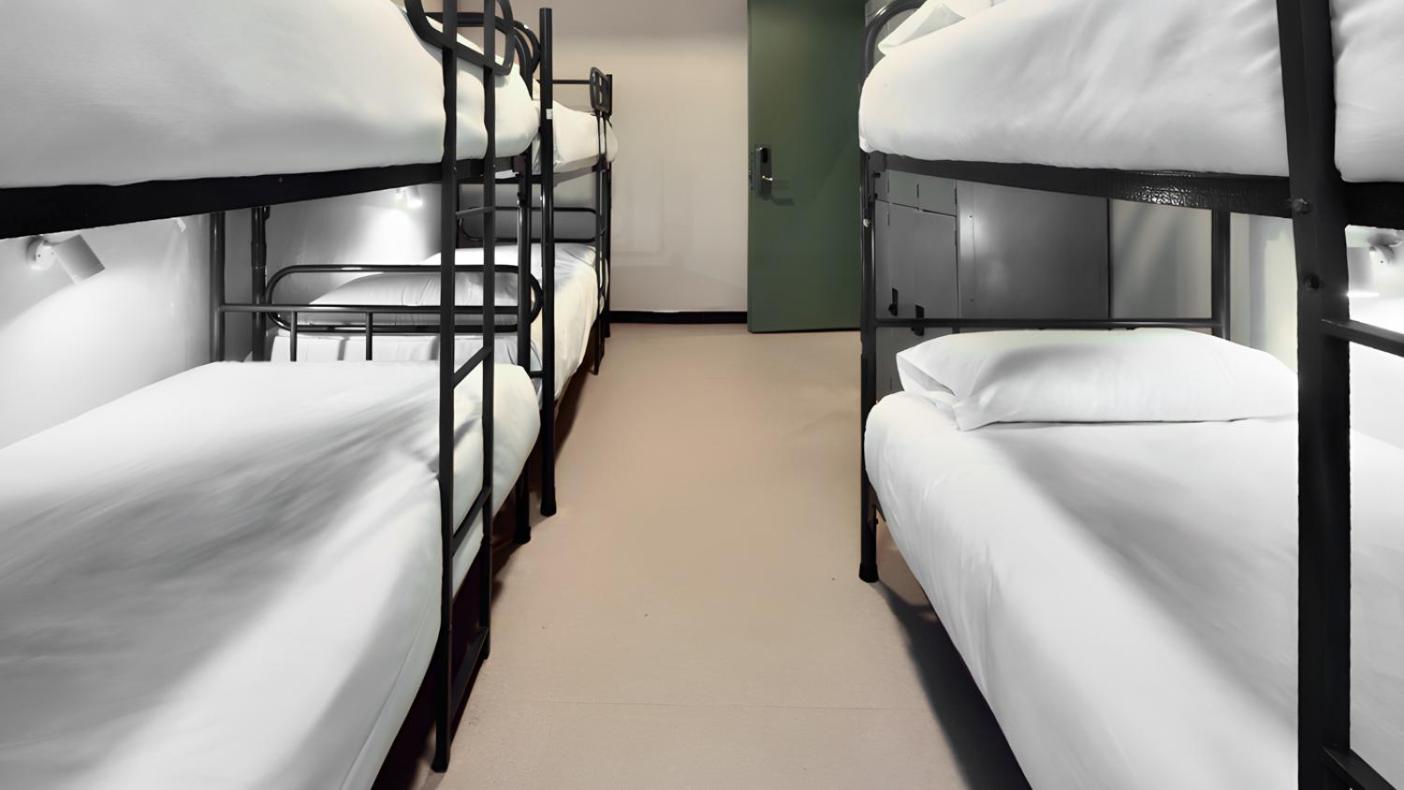 Cama en Dormitorio Mixto de 4 Camas con Baño Compartido