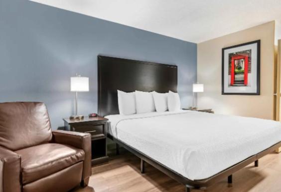 Studio with 1 King Bed - Non-Smoking - Photo 6