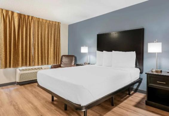 Queen studio with 1 Queen Bed - Disability Access/Non-Smoking - Photo 5