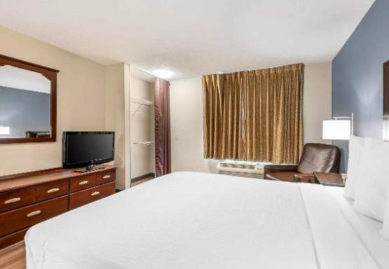 Queen studio with 1 Queen Bed - Disability Access/Non-Smoking - Photo 3