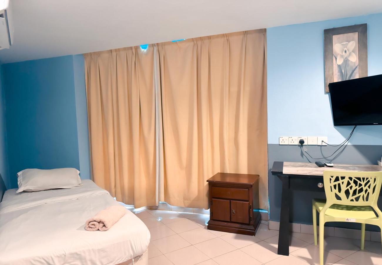 Single Room with Private Bathroom photo 2