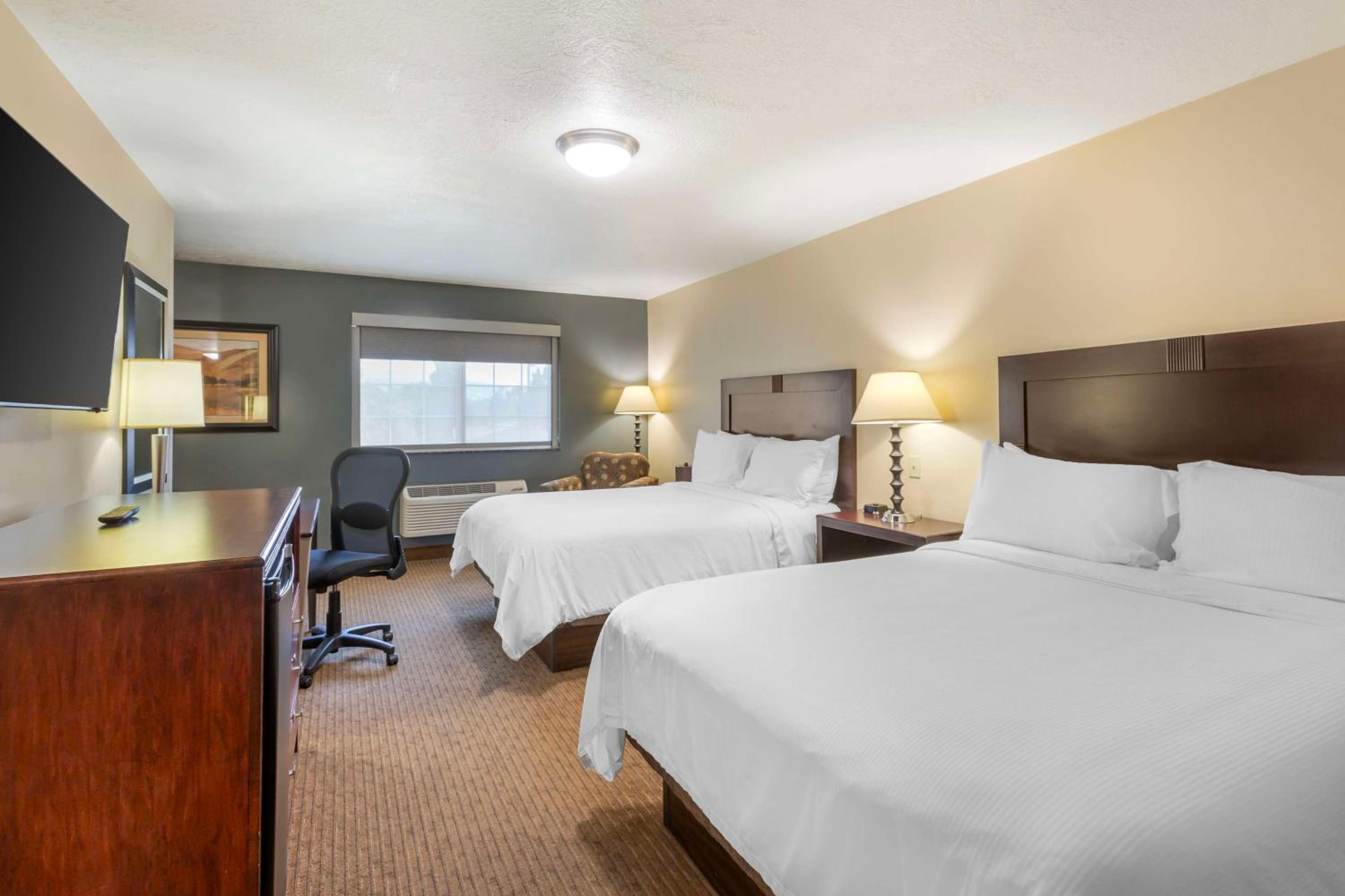 Queen Room with Two Queen Beds - Photo 4
