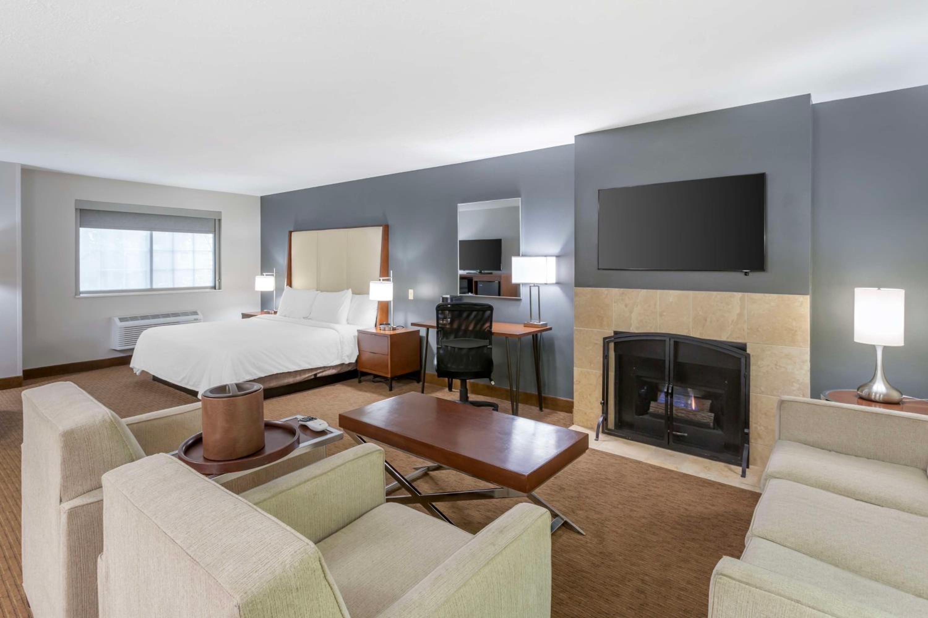 King Suite with Sofa Bed - Non-Smoking photo 1
