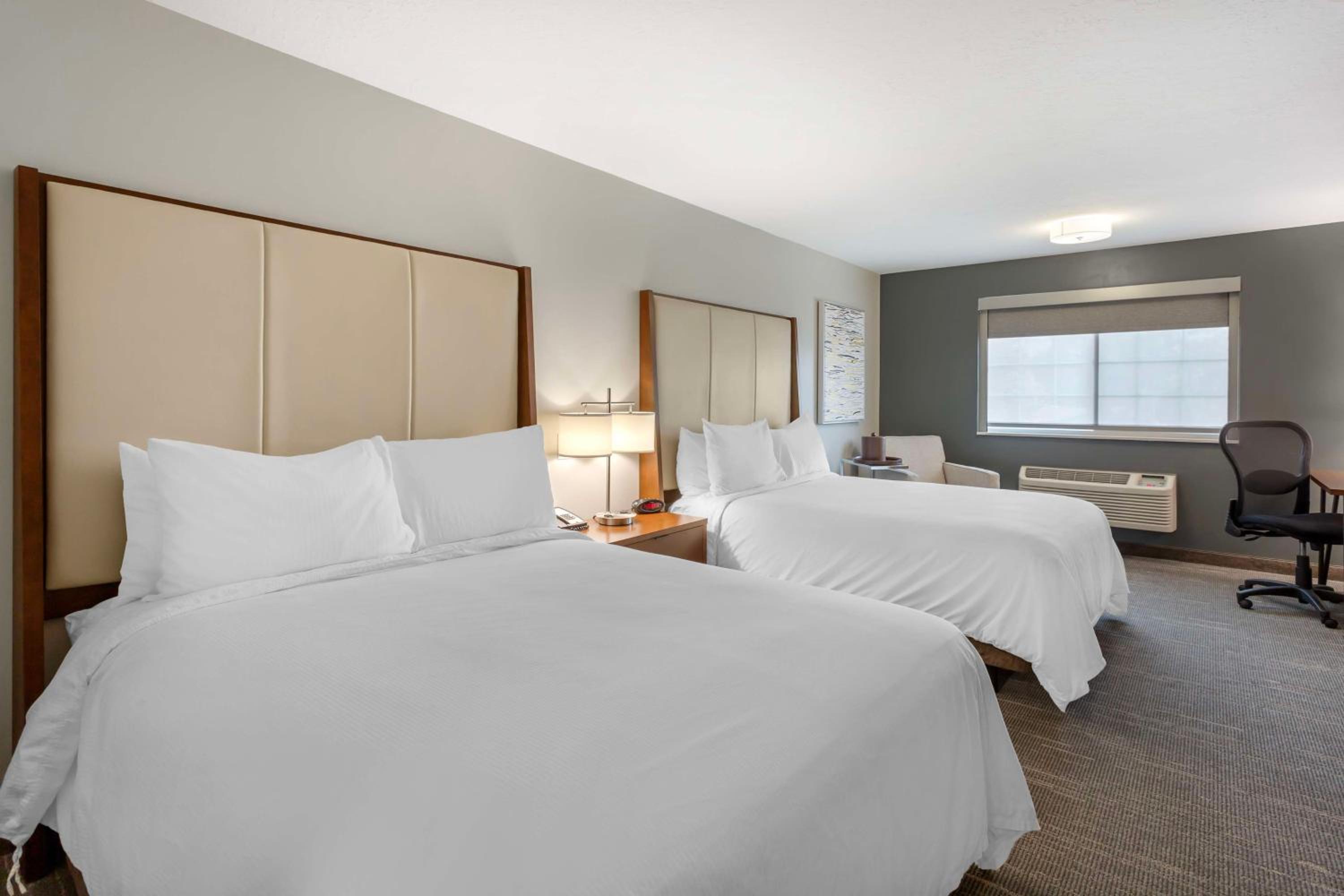 Queen Room with Two Queen Beds - Photo 2