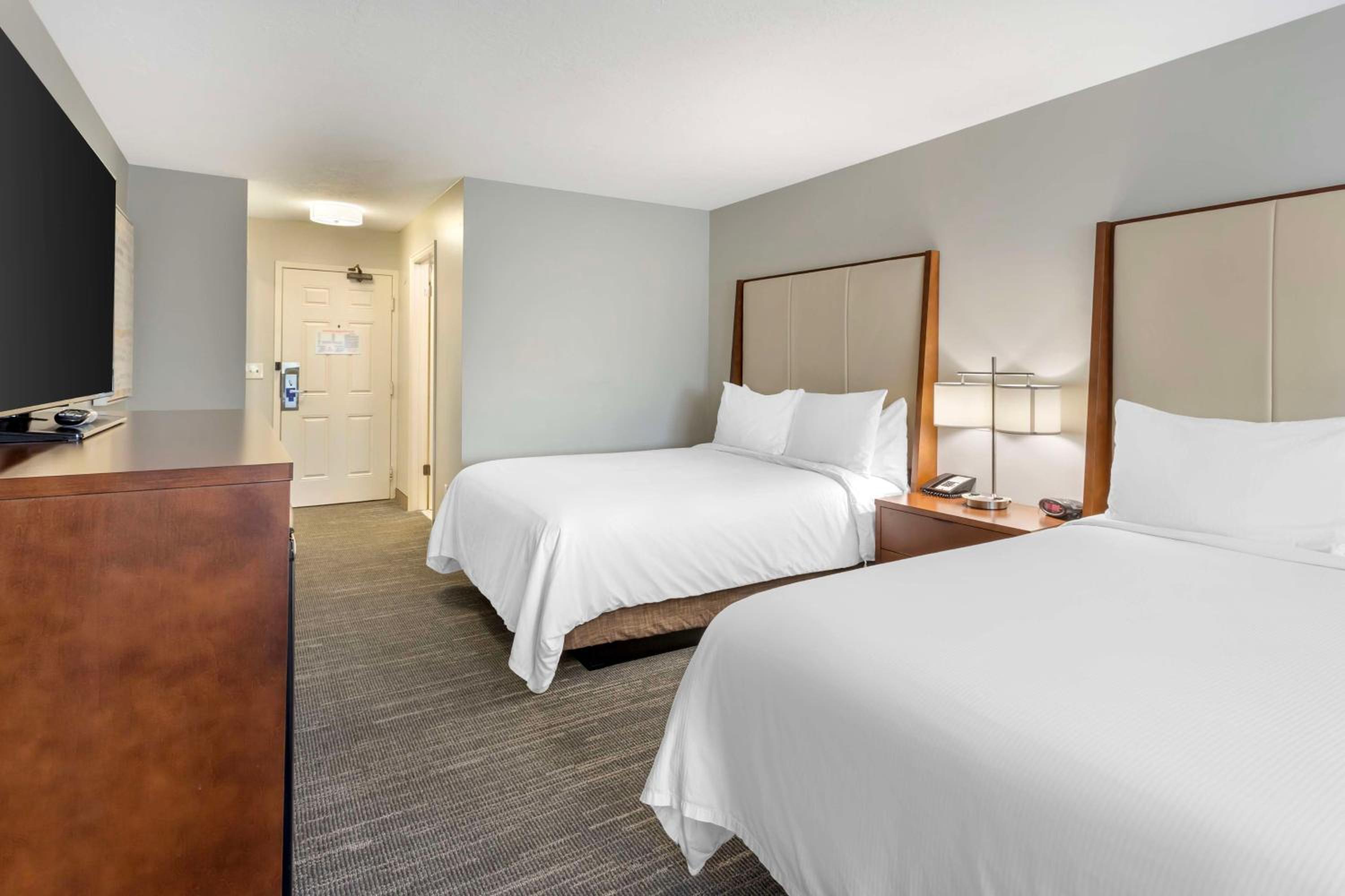 Queen Room with Two Queen Beds - Photo 5