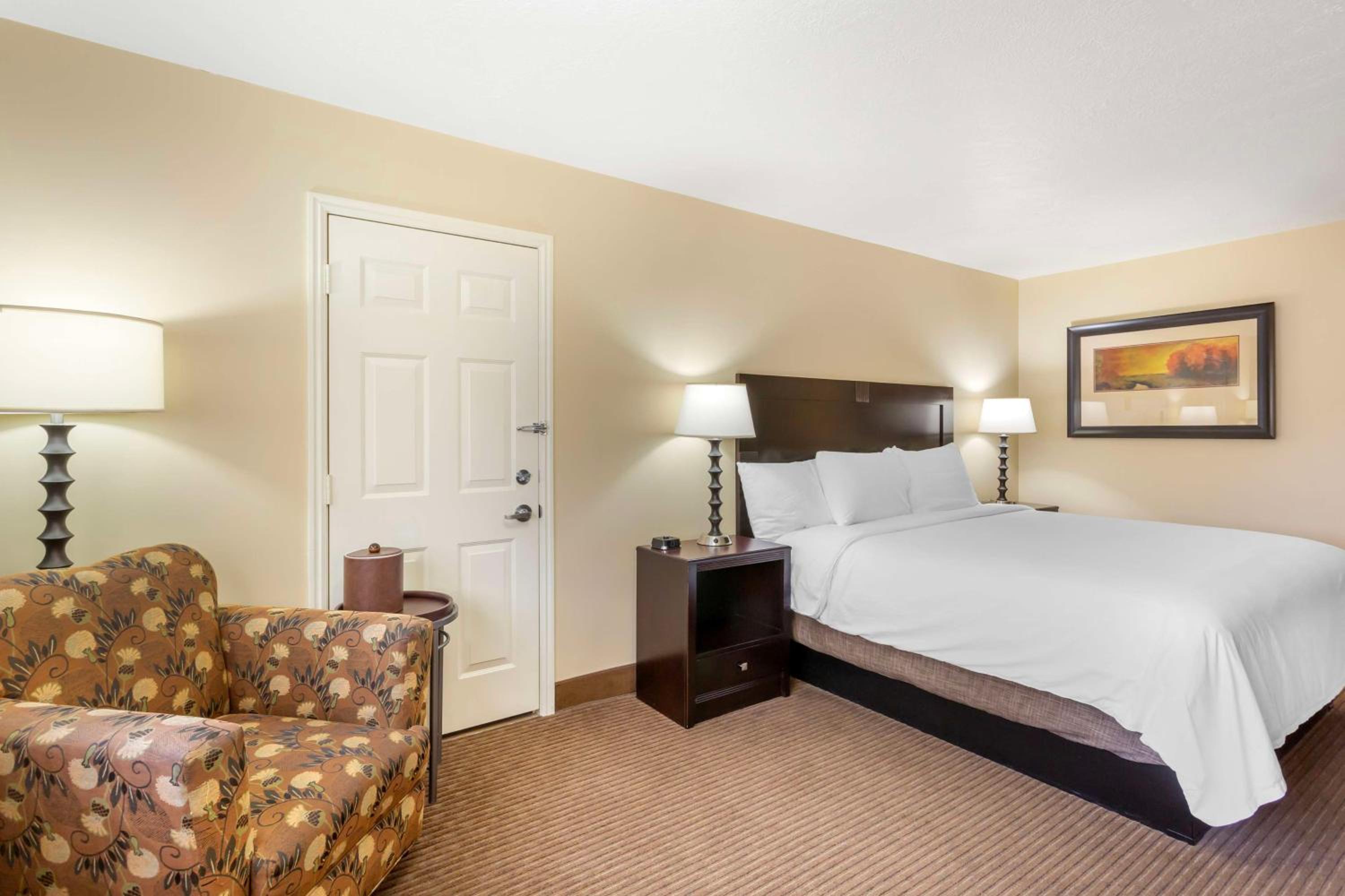 King Room with Roll-in Shower - Disability Access/Non-Smoking - Photo 1