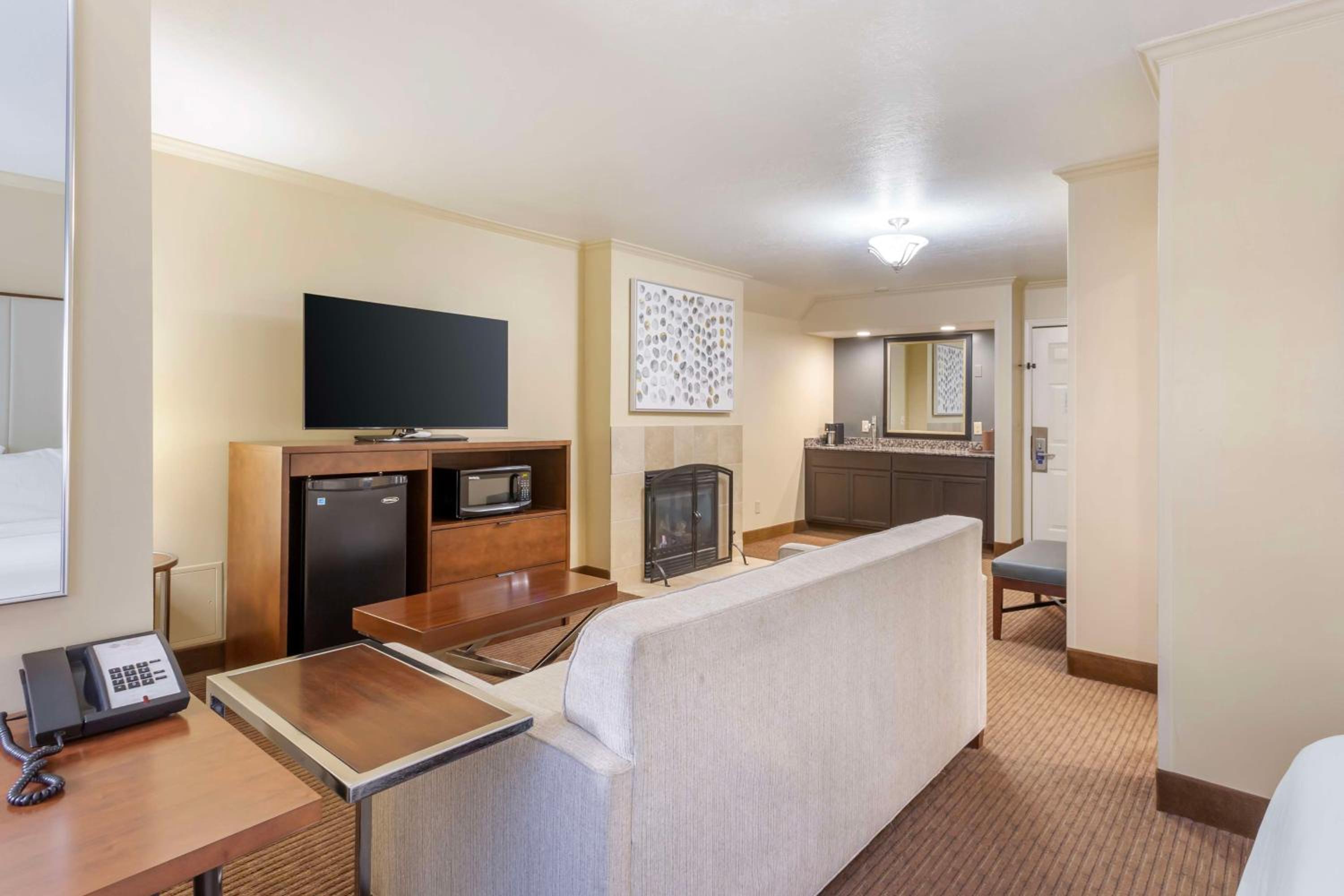 King Room with Sofa Bed - Non Smoking - Photo 2