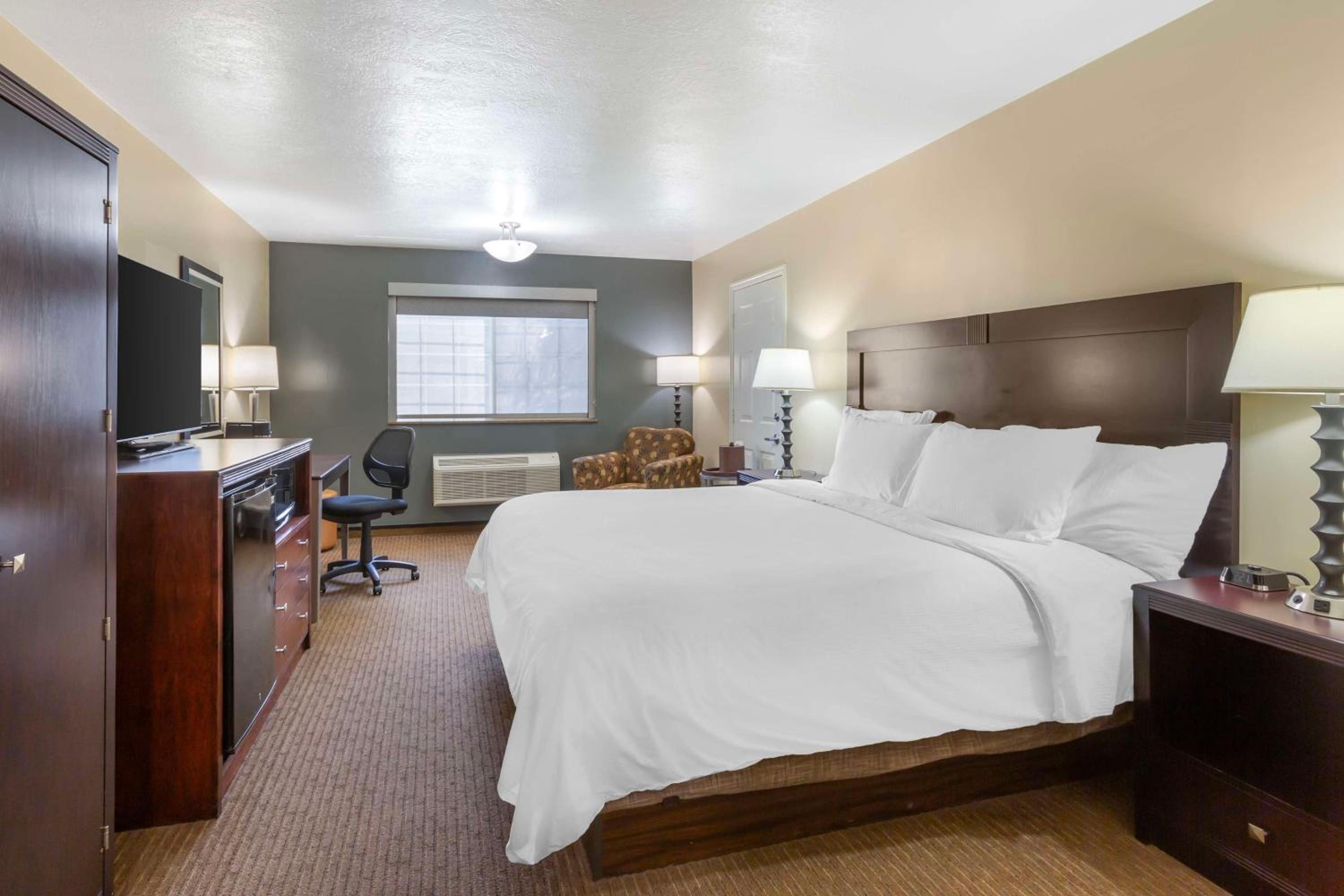 King Room with Bath Tub - Disability Access/Non-Smoking  - Photo 1