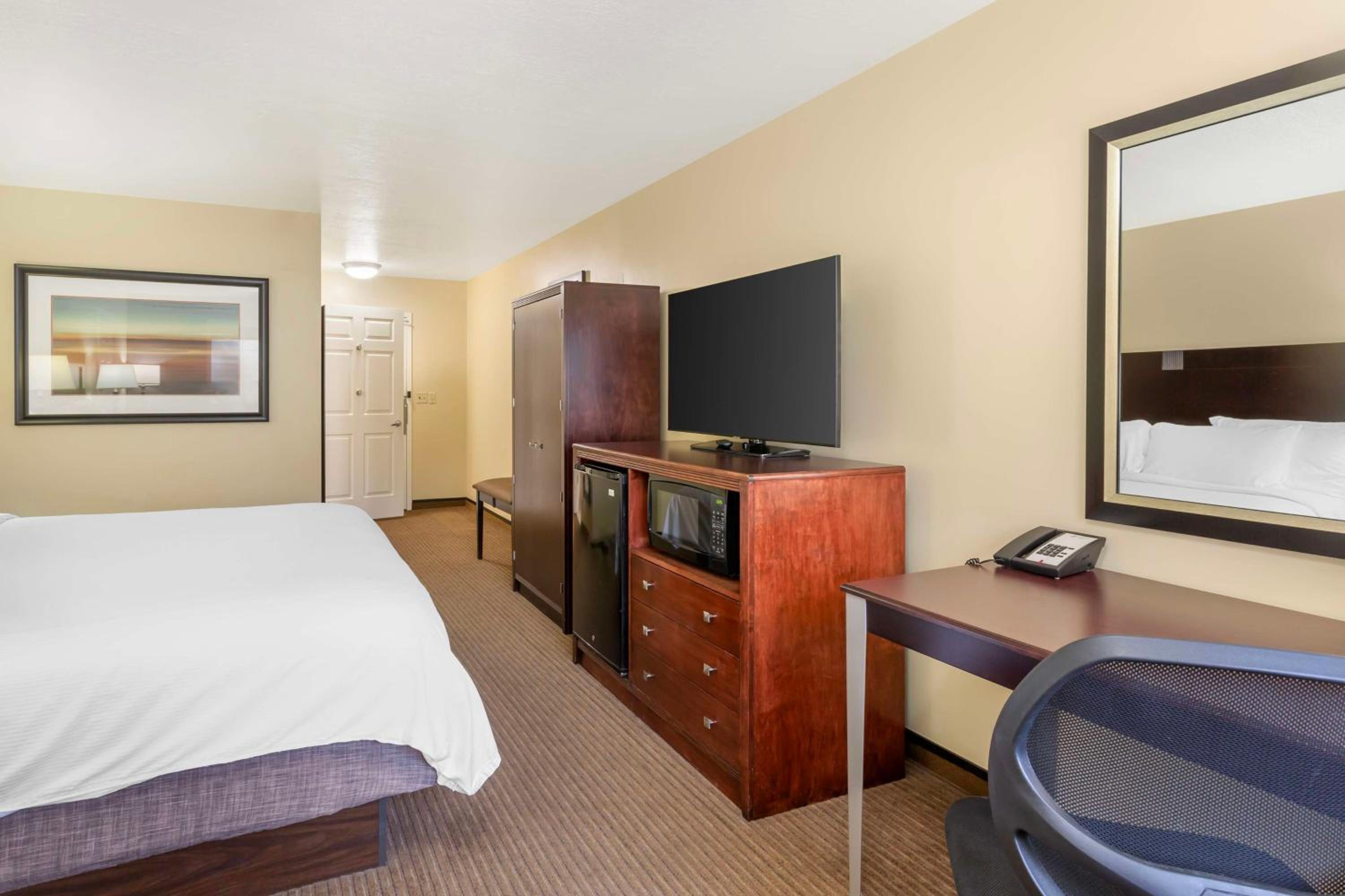 King Room with Bath Tub - Disability Access/Non-Smoking  - Photo 3
