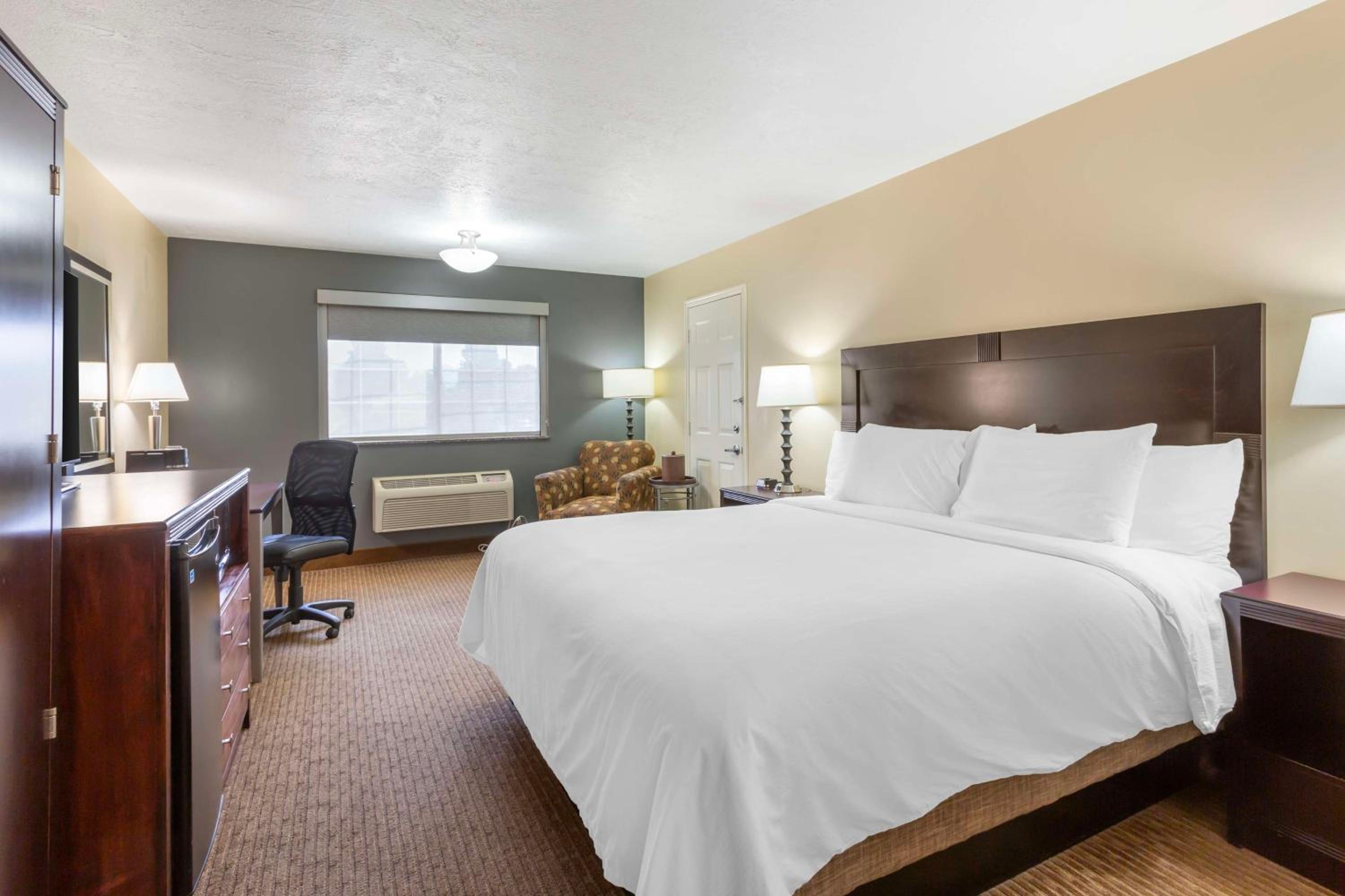 King Room with Roll-in Shower - Disability Access/Non-Smoking - Photo 2