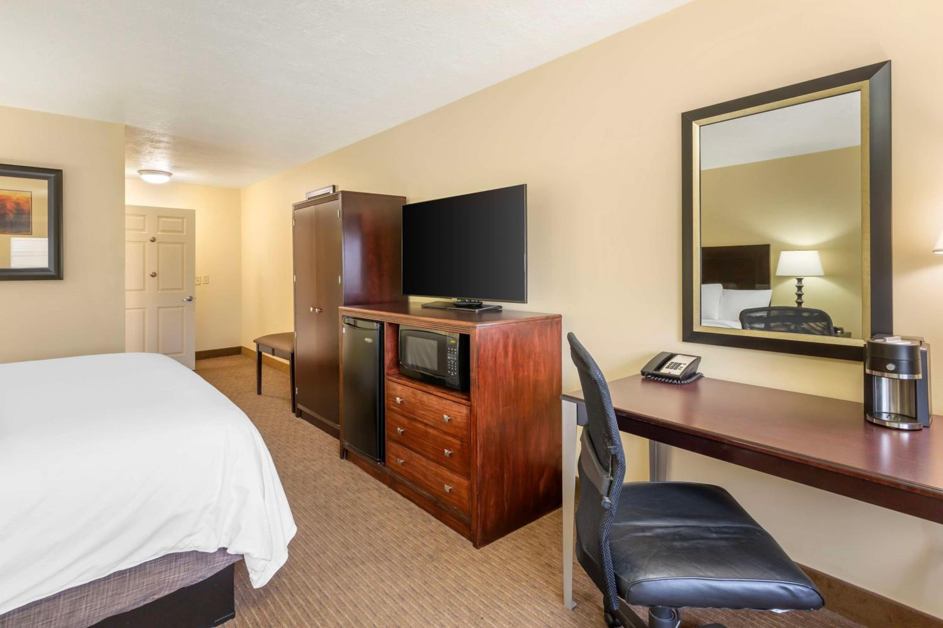 King Room with Roll-in Shower - Disability Access/Non-Smoking - Photo 4