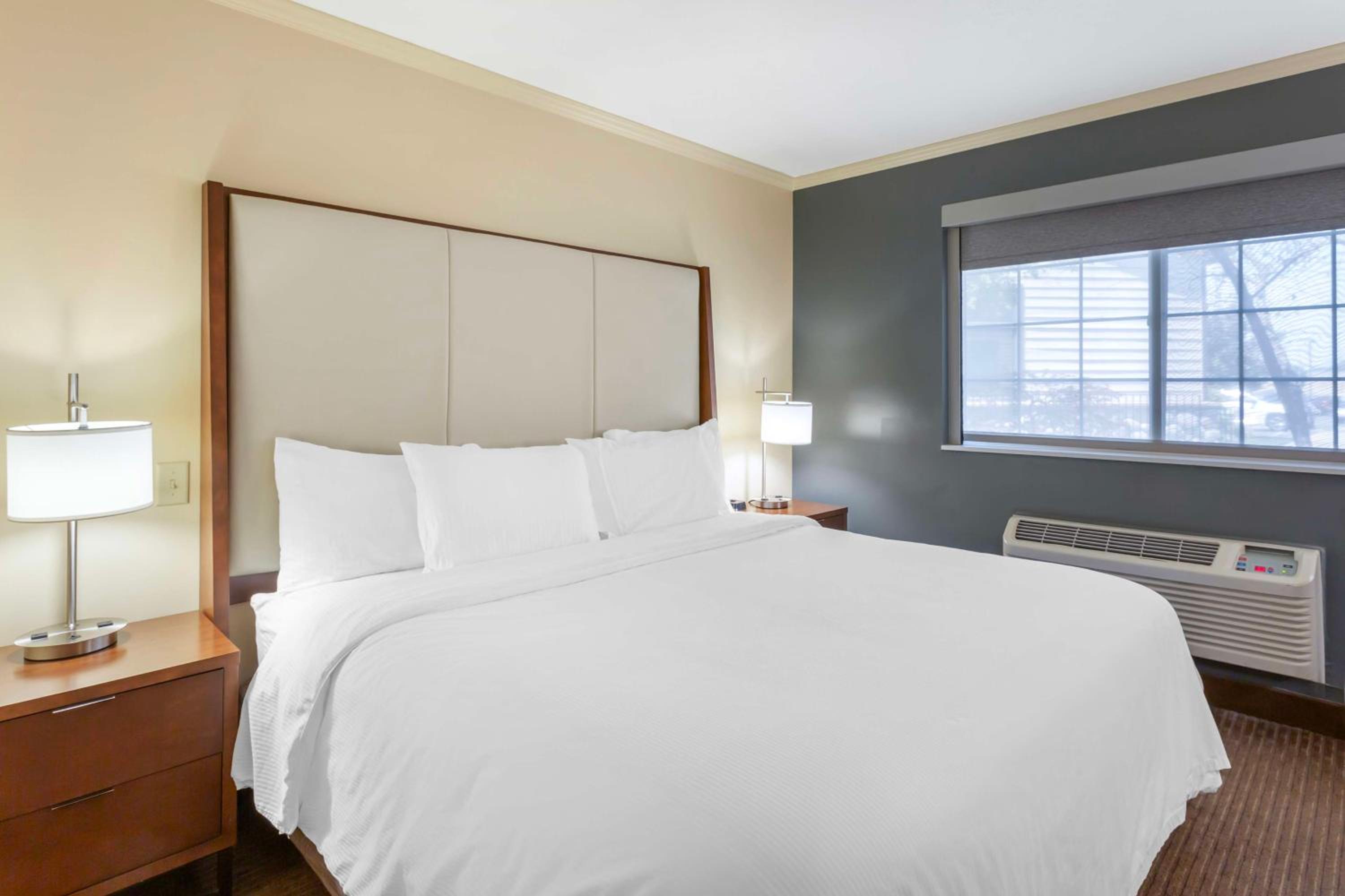 King Room with Sofa Bed - Non Smoking - Photo 1