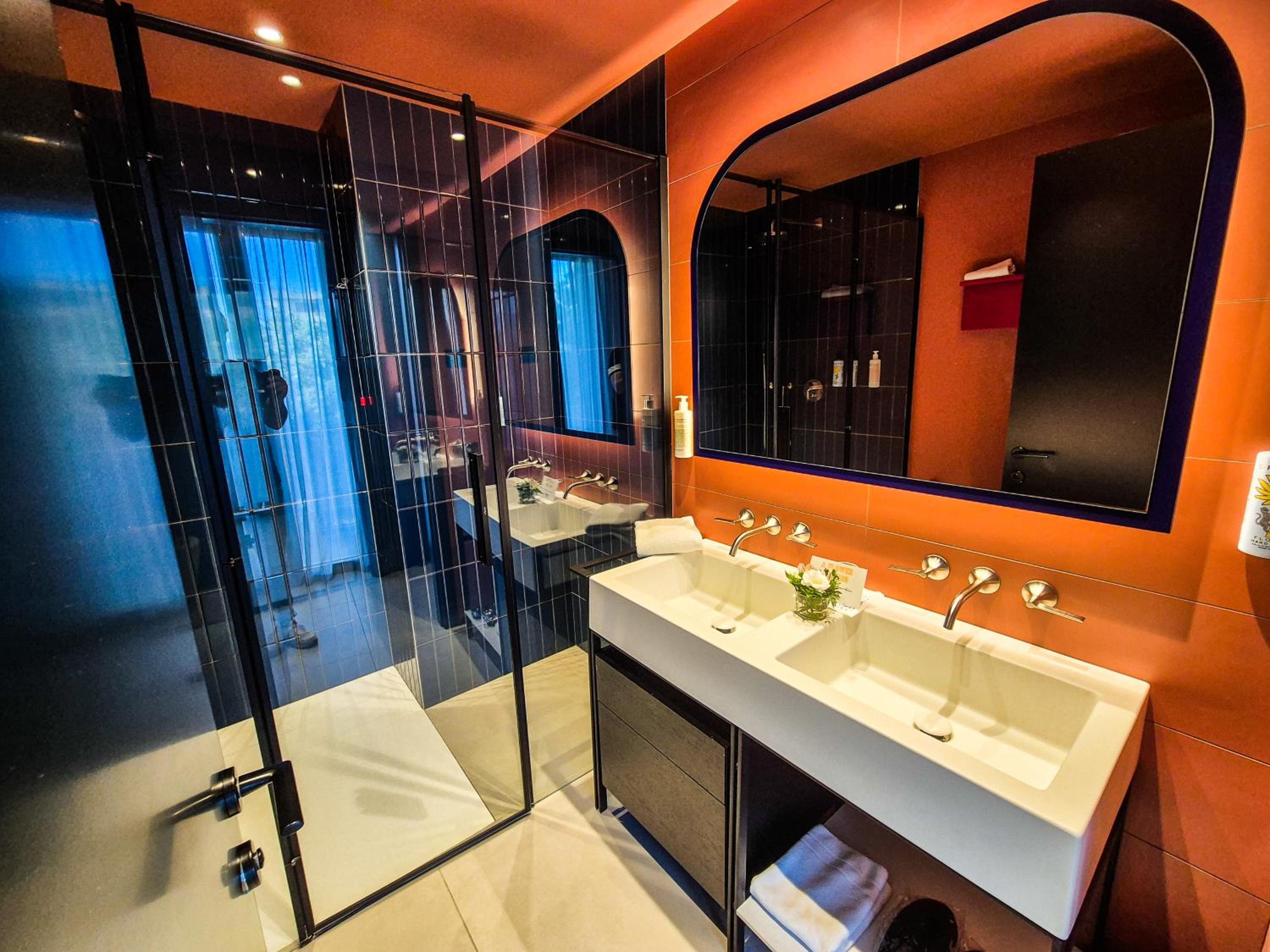 Queen Suite - Photo 16