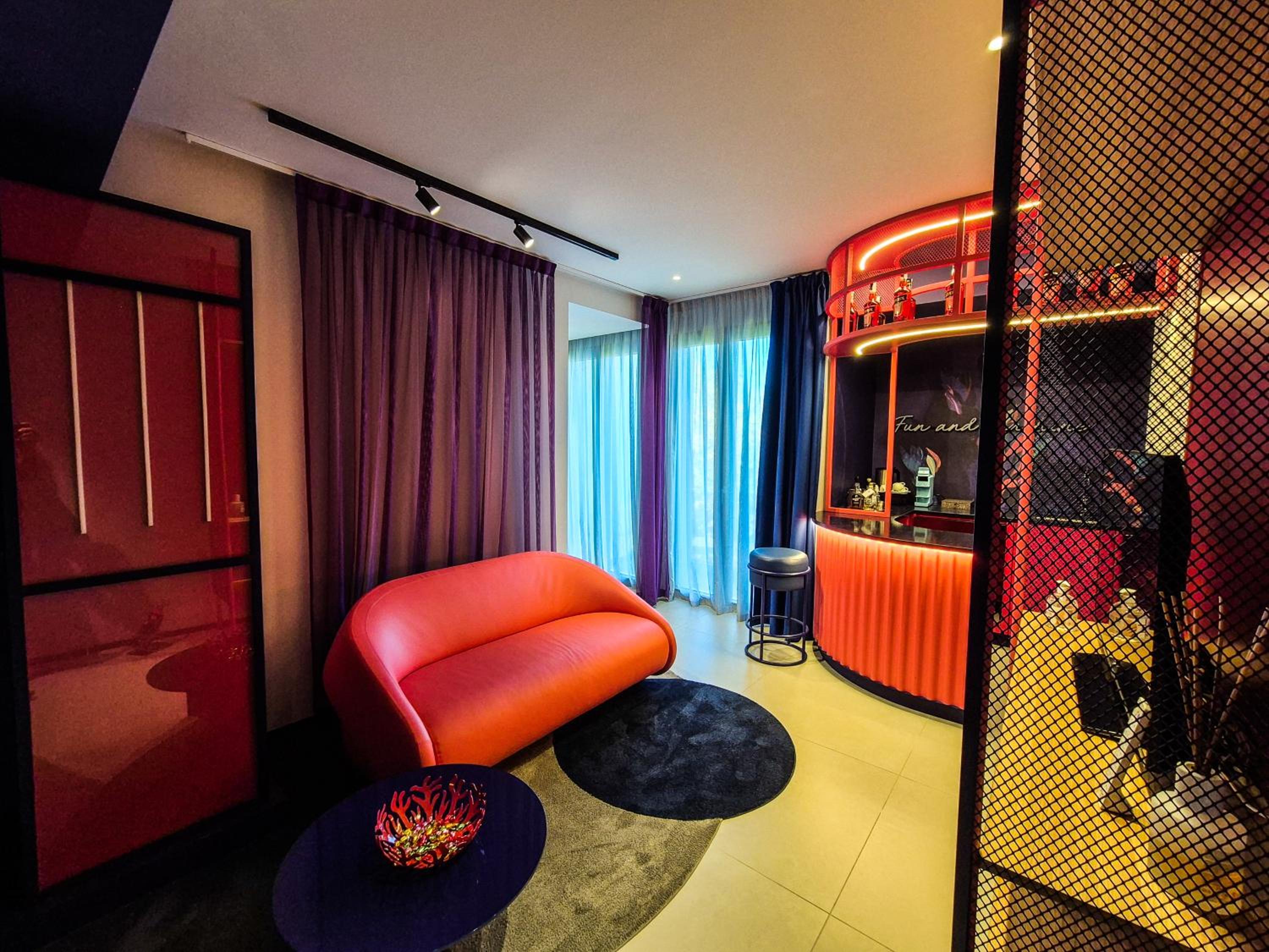 Queen Suite - Photo 17