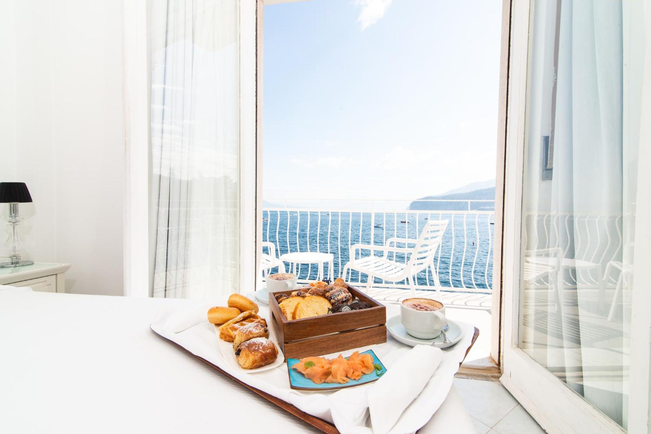 Double or Twin Room with Sea View - Photo 6