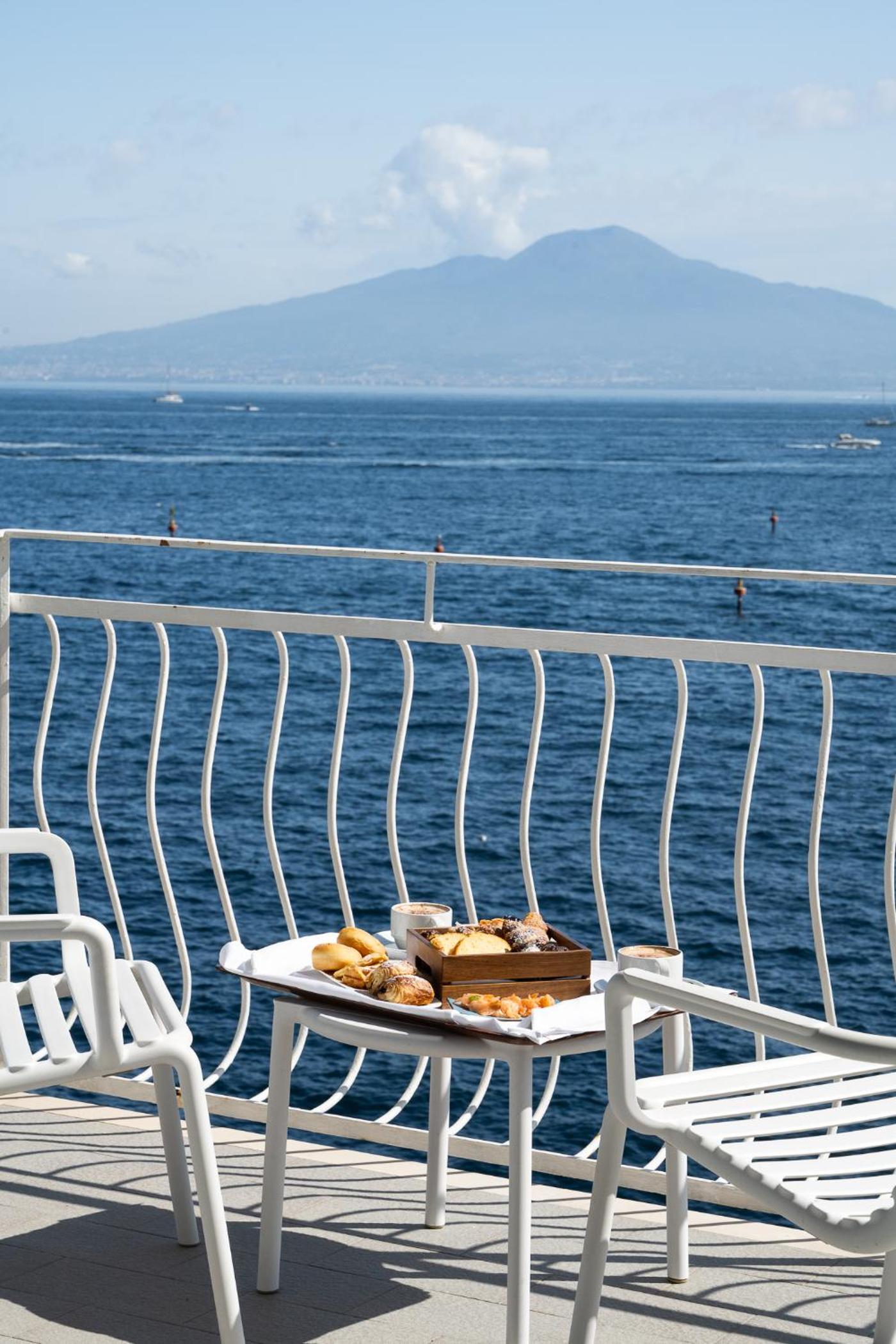 Double or Twin Room with Sea View - Photo 8