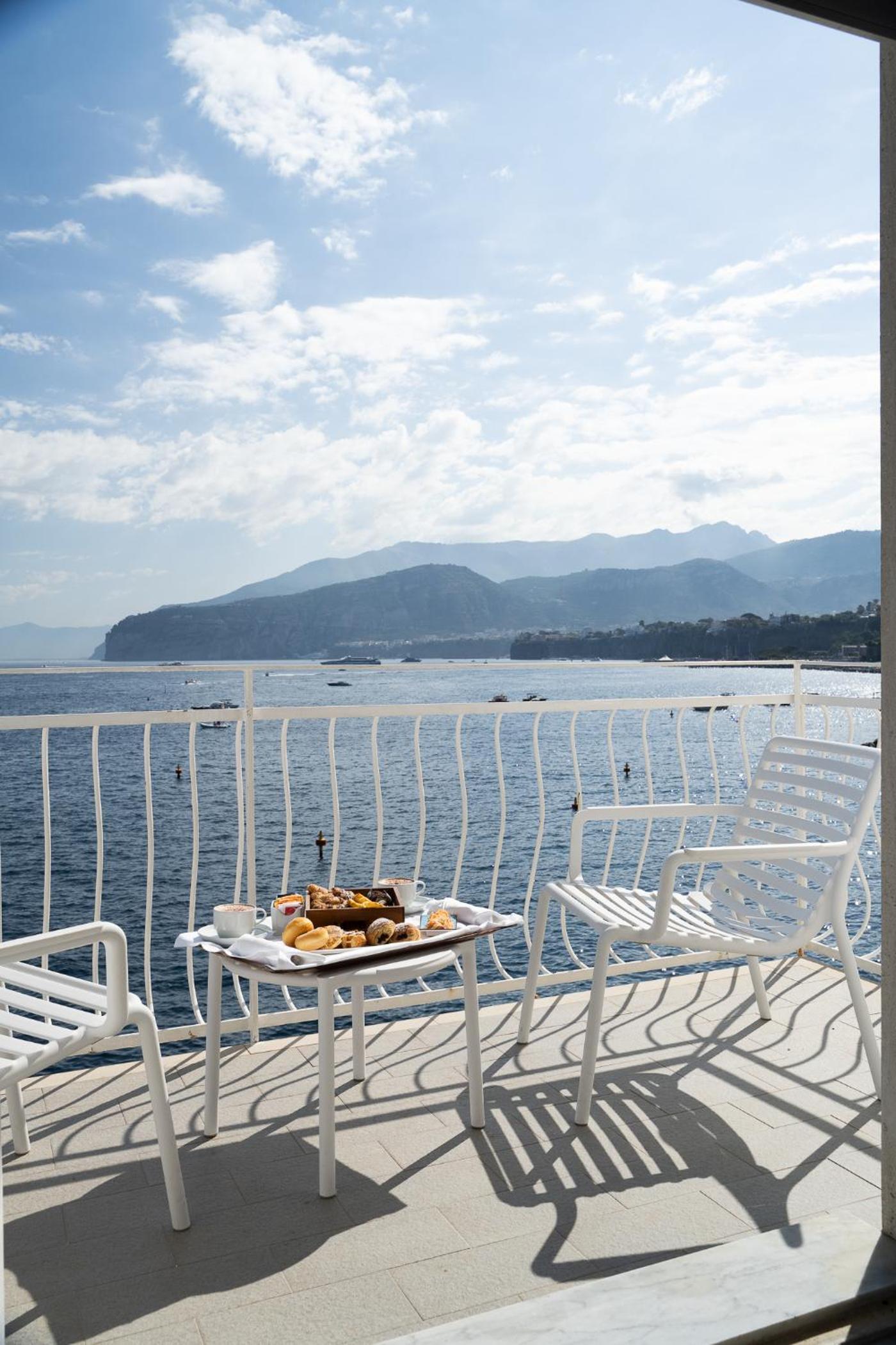 Double or Twin Room with Sea View - Photo 7