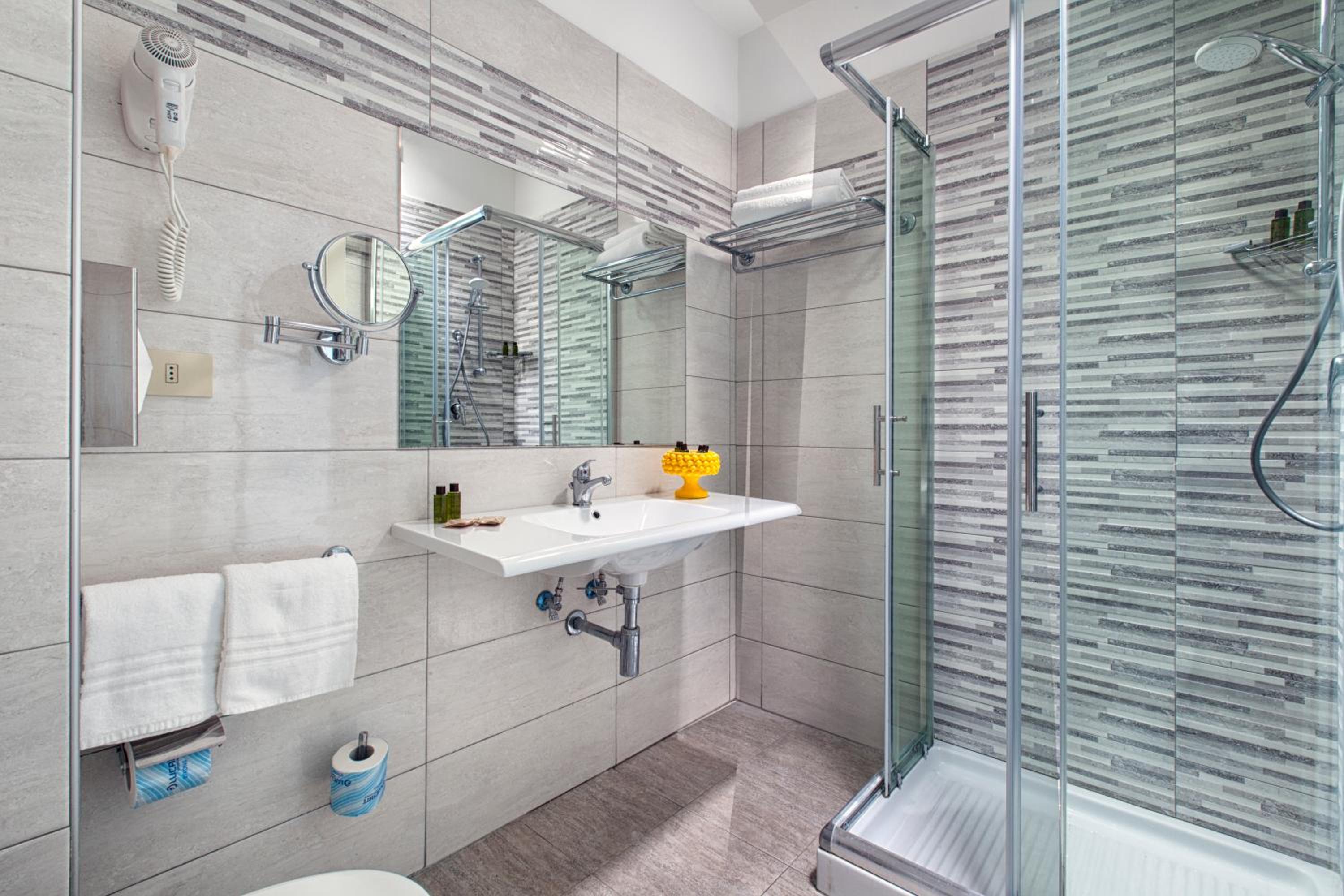 Double or Twin Room with Sea View - Photo 4