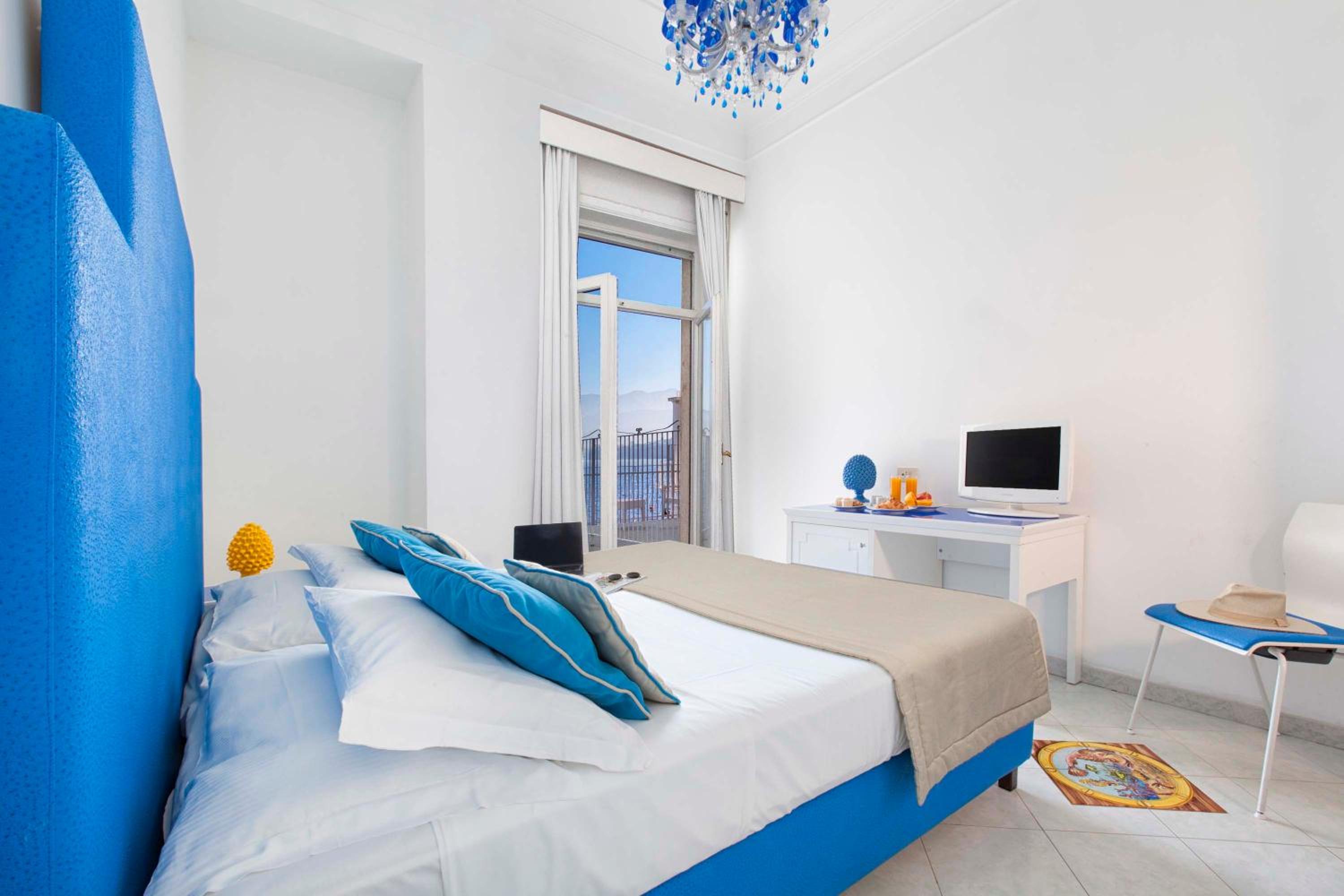 Deluxe Double or Twin Room with Sea View thumbnail 6