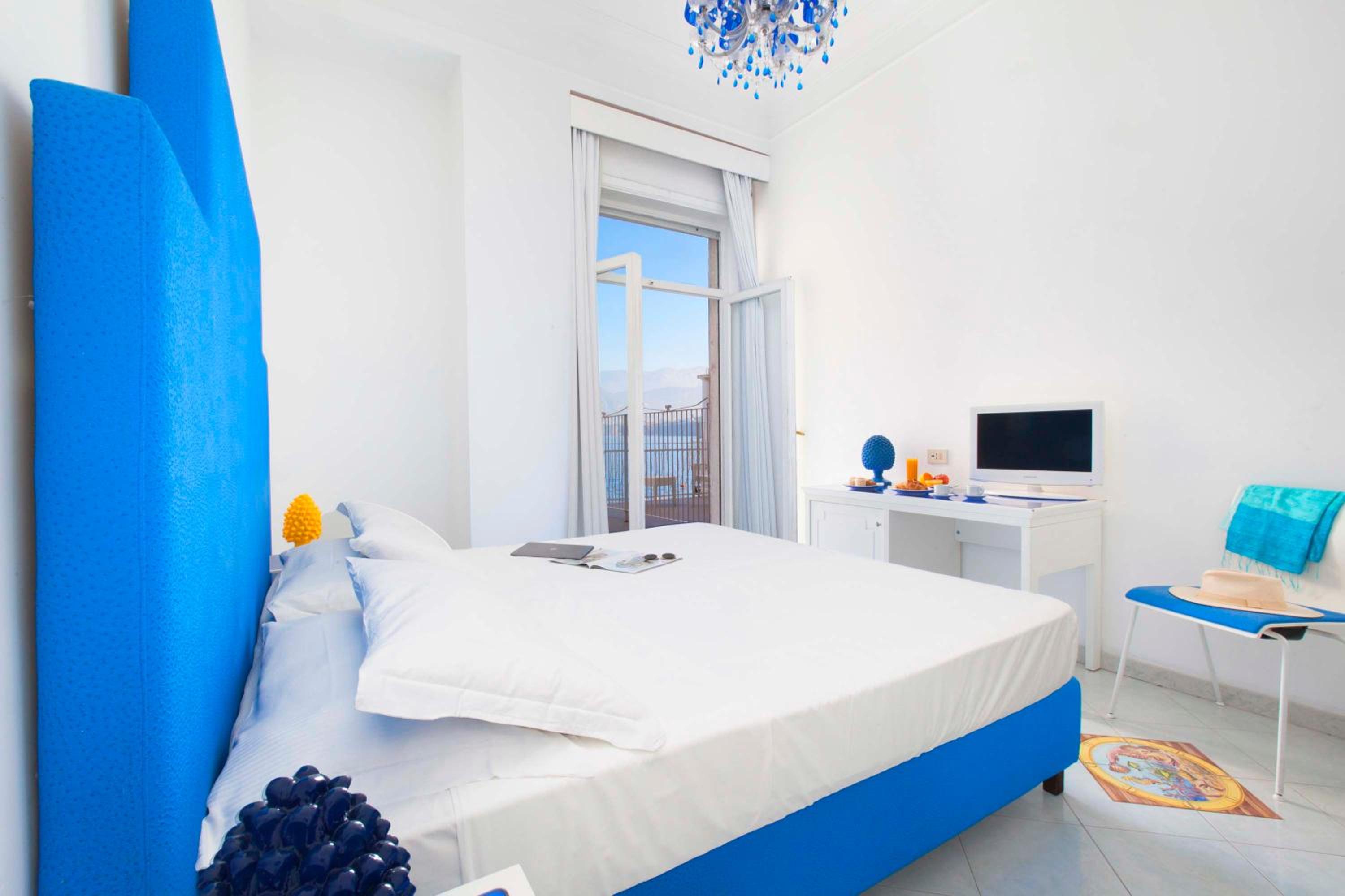Deluxe Double or Twin Room with Sea View thumbnail 5