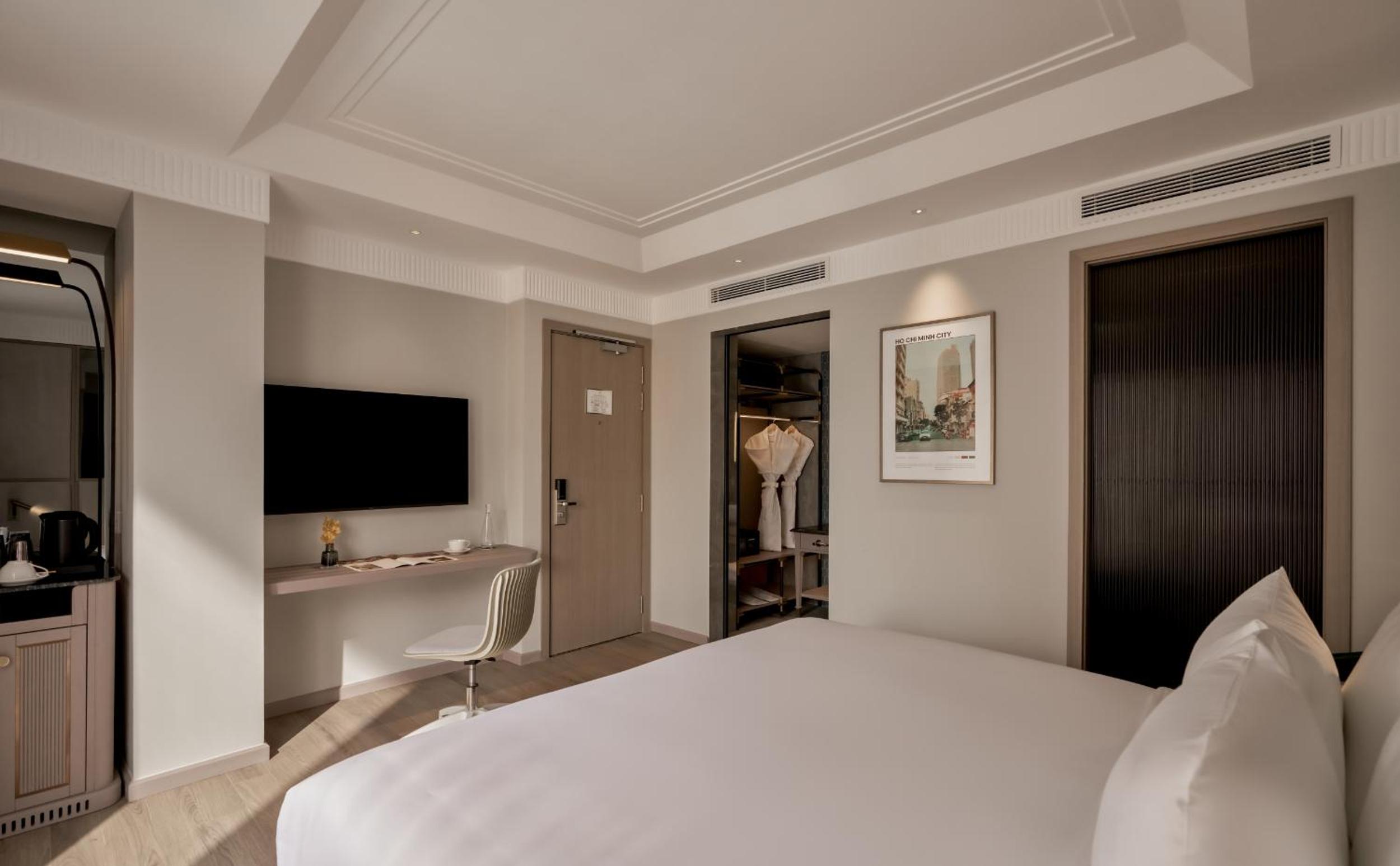 Junior Suite- French Balcony photo 3