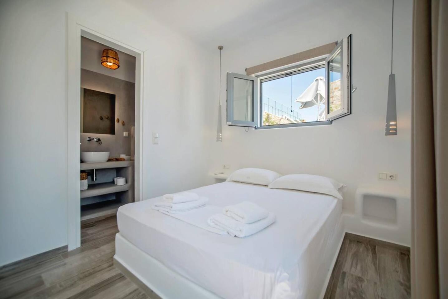 Three-Bedroom House photo 2
