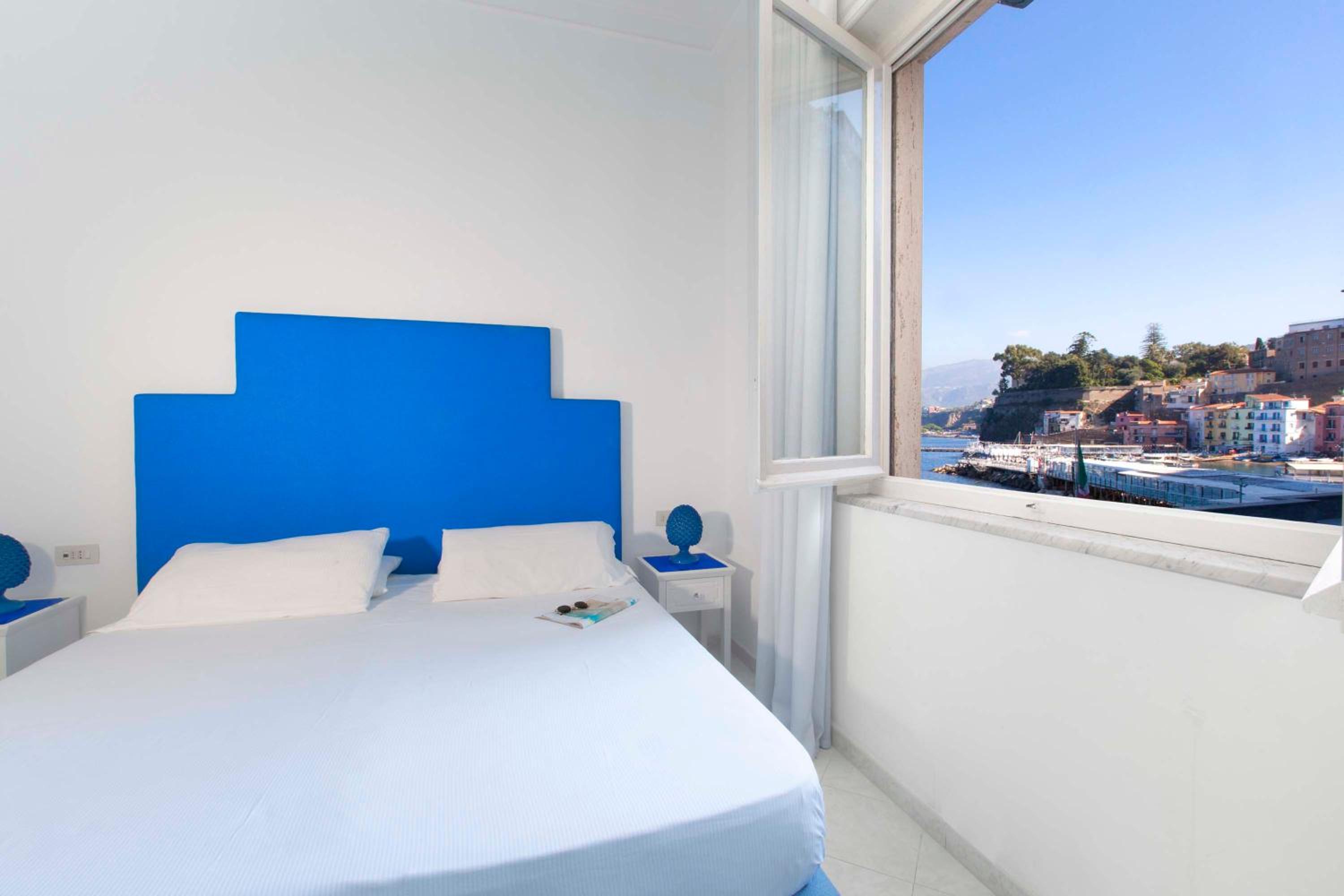 Double or Twin Room with Partial Sea View thumbnail 6