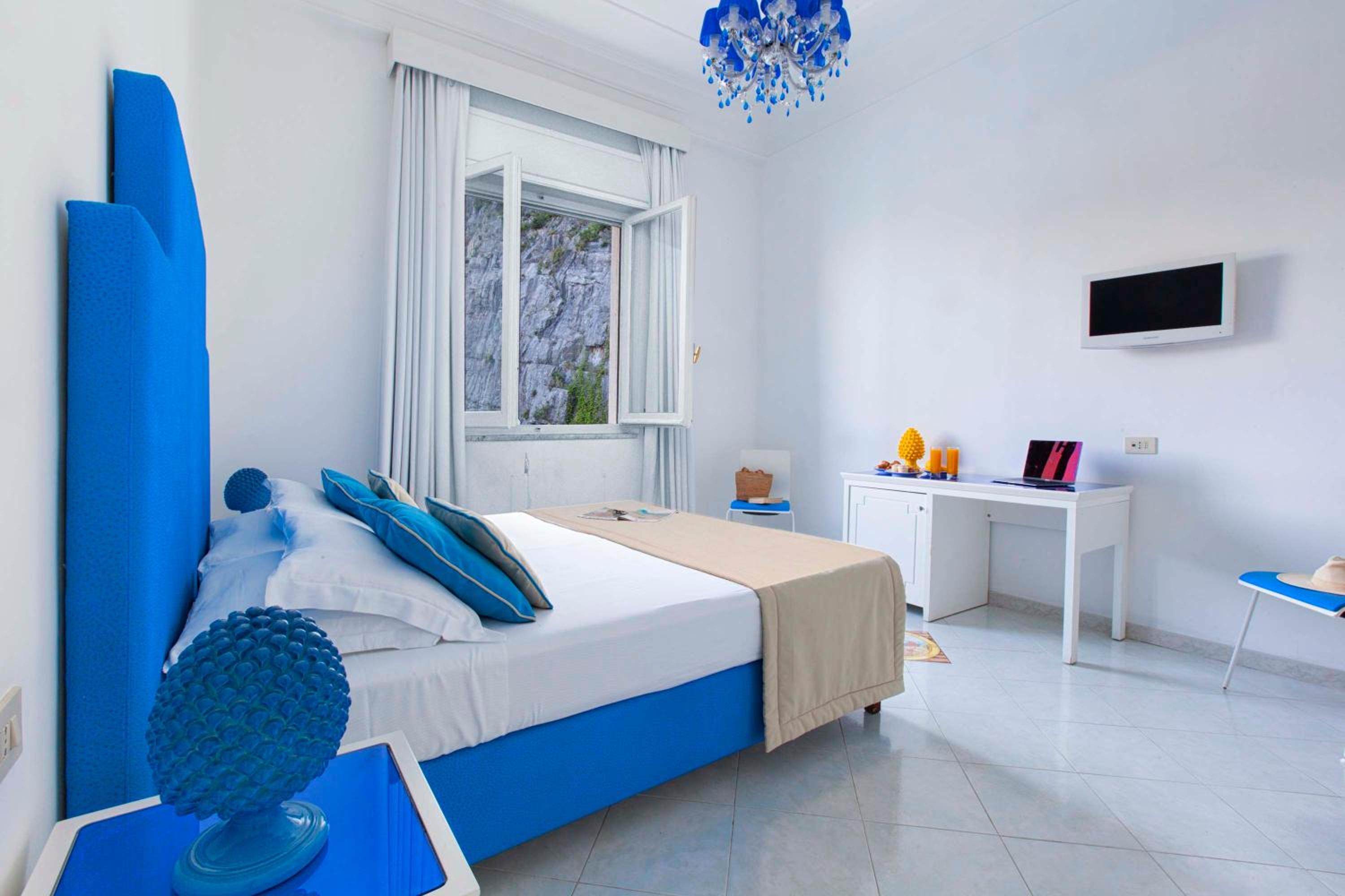 Double or Twin Room with Partial Sea View thumbnail 5