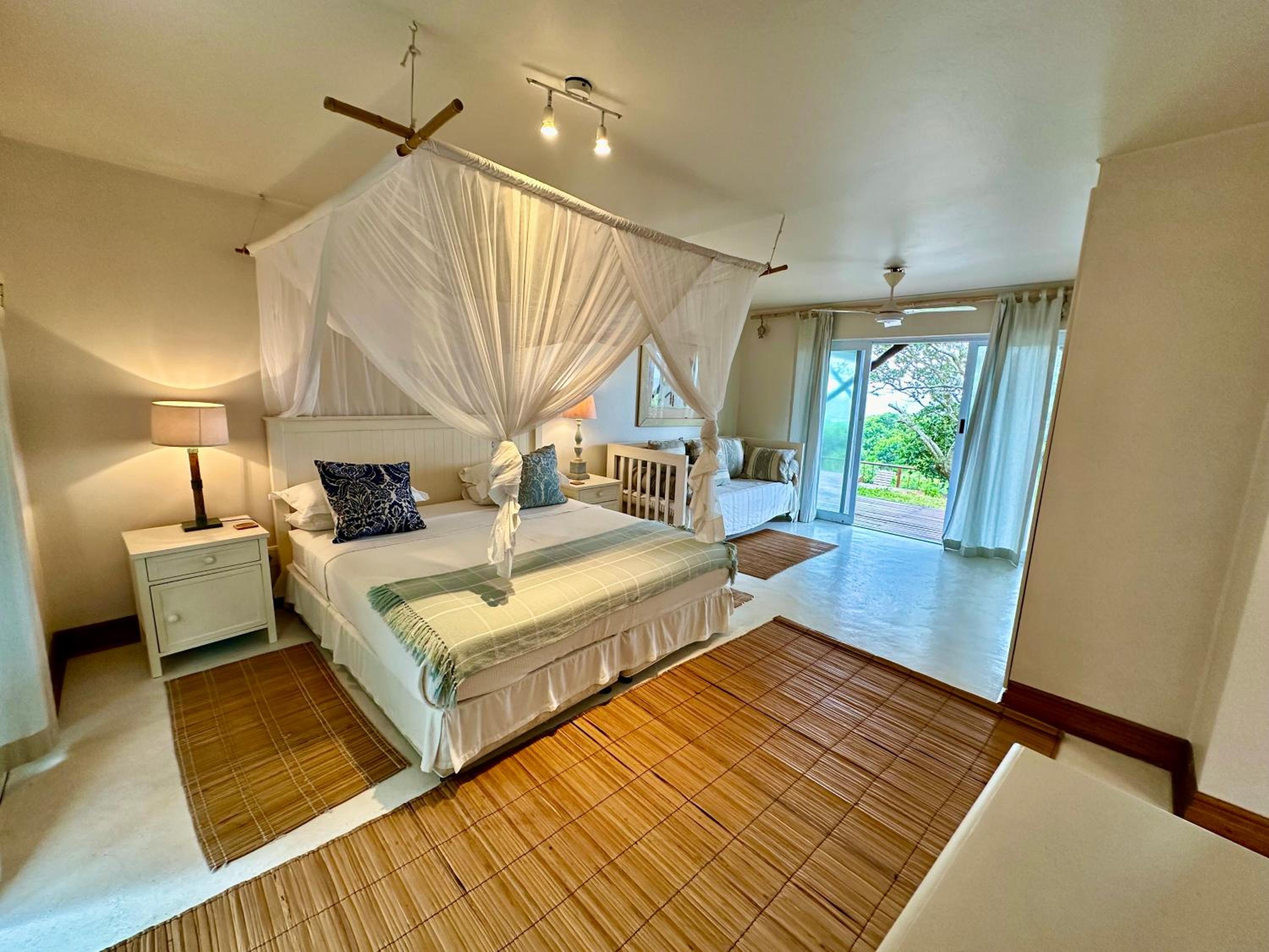 Five-Bedroom House photo 3