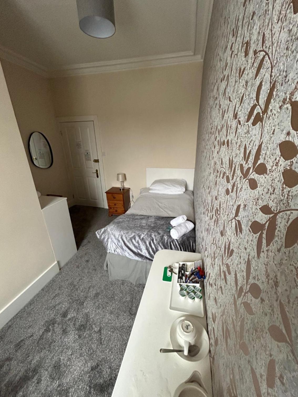 Single Room with Bathroom photo 2