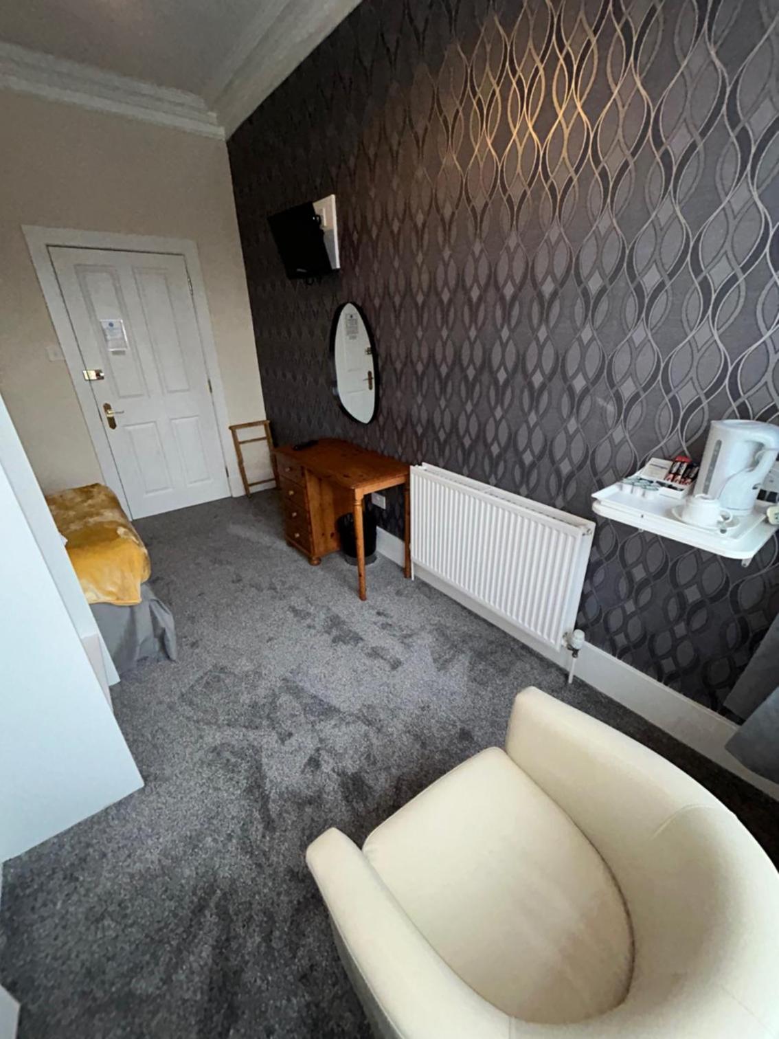 Single Room with Bathroom photo 1