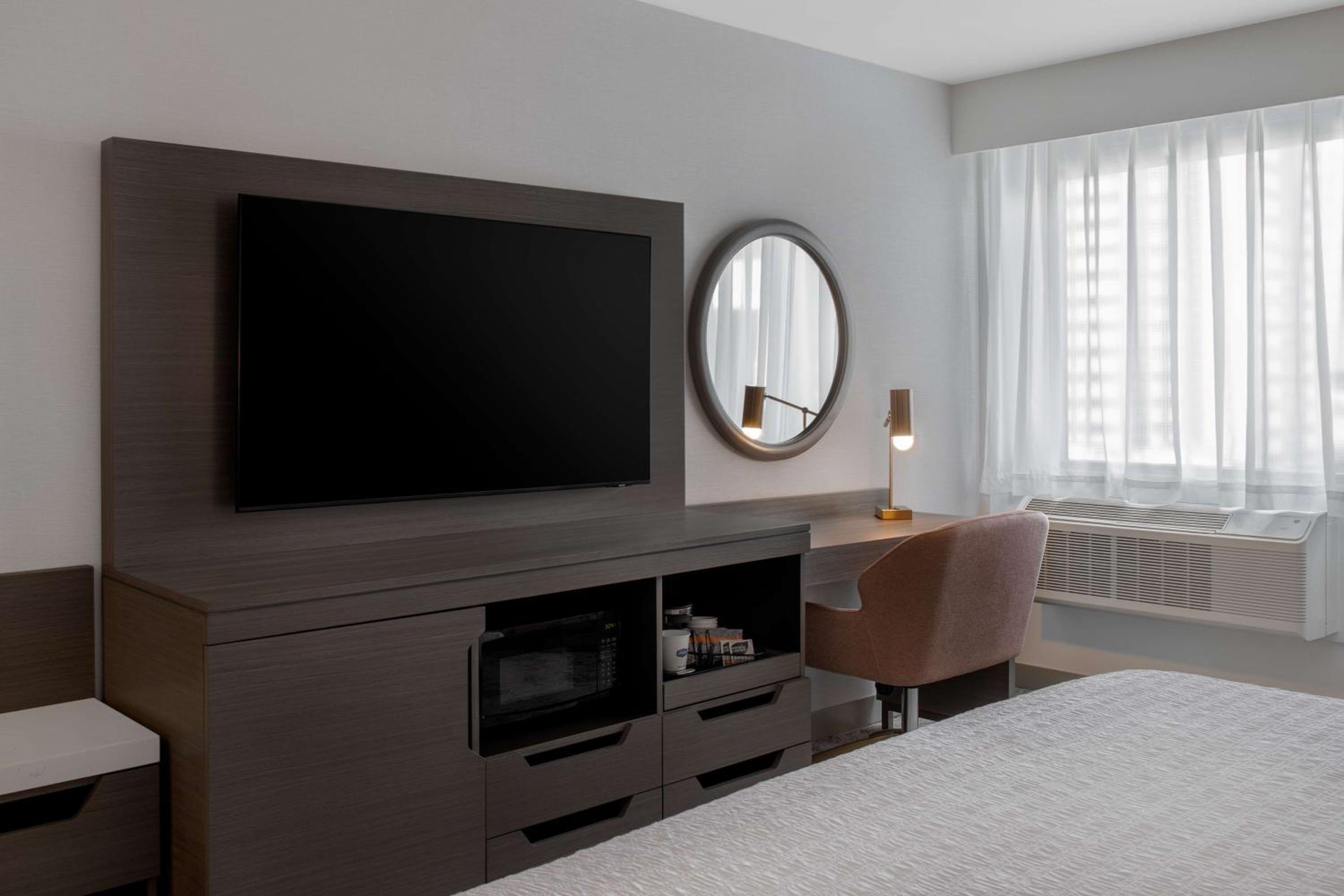 King Room with Microwave and Fridge - Photo 4