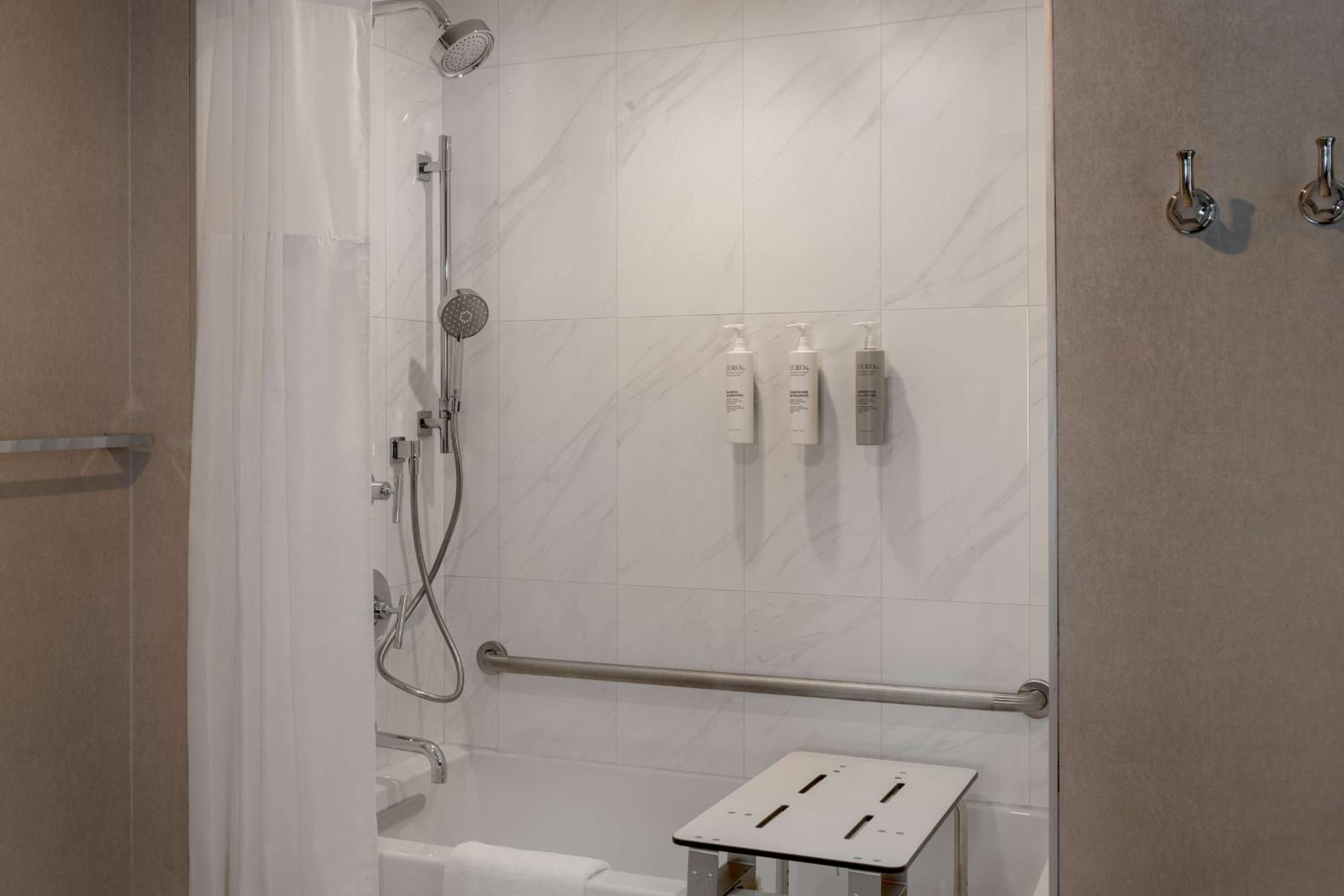 King Studio Suite - Photo 7