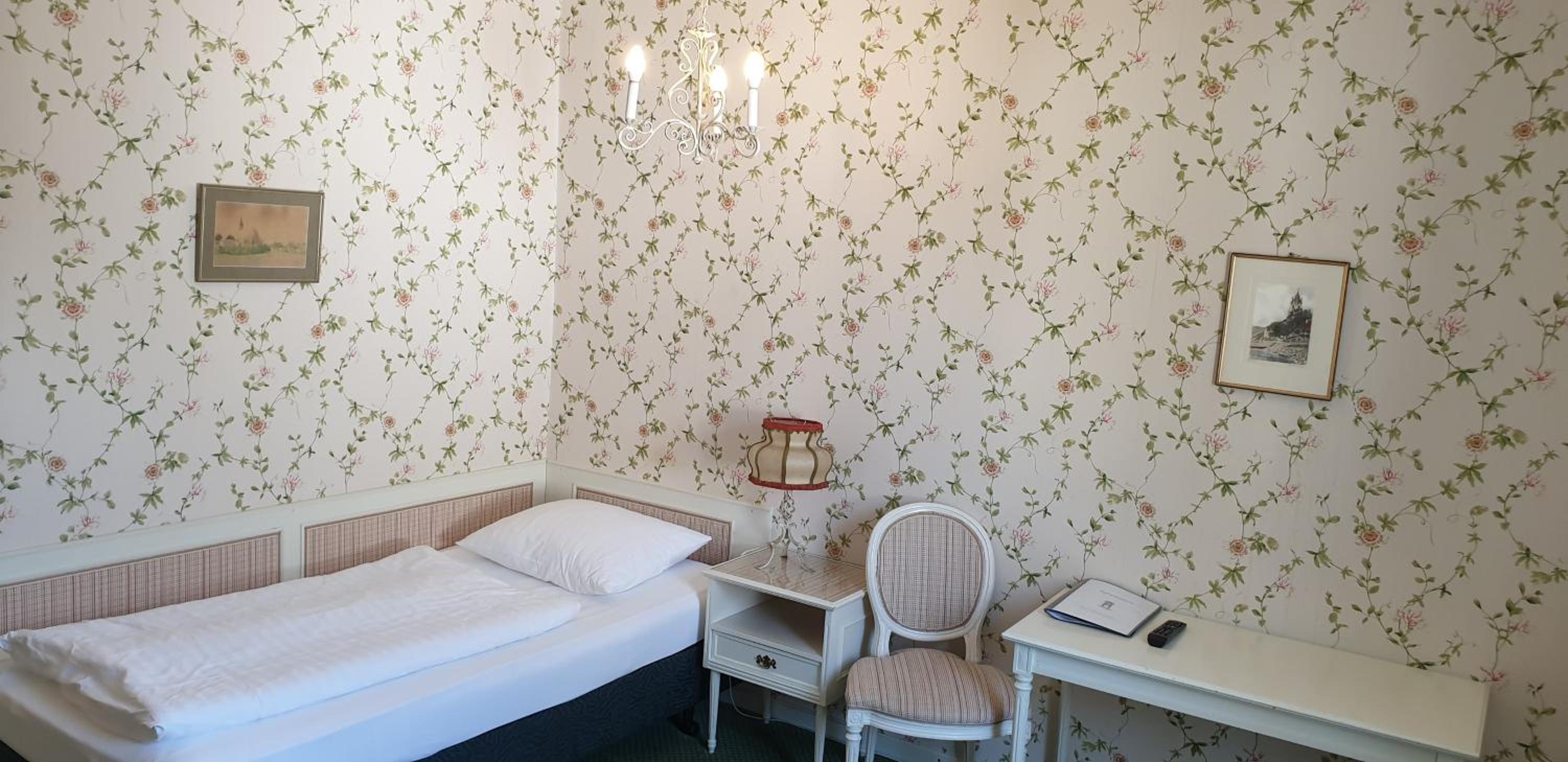 Twin Room - Photo 8