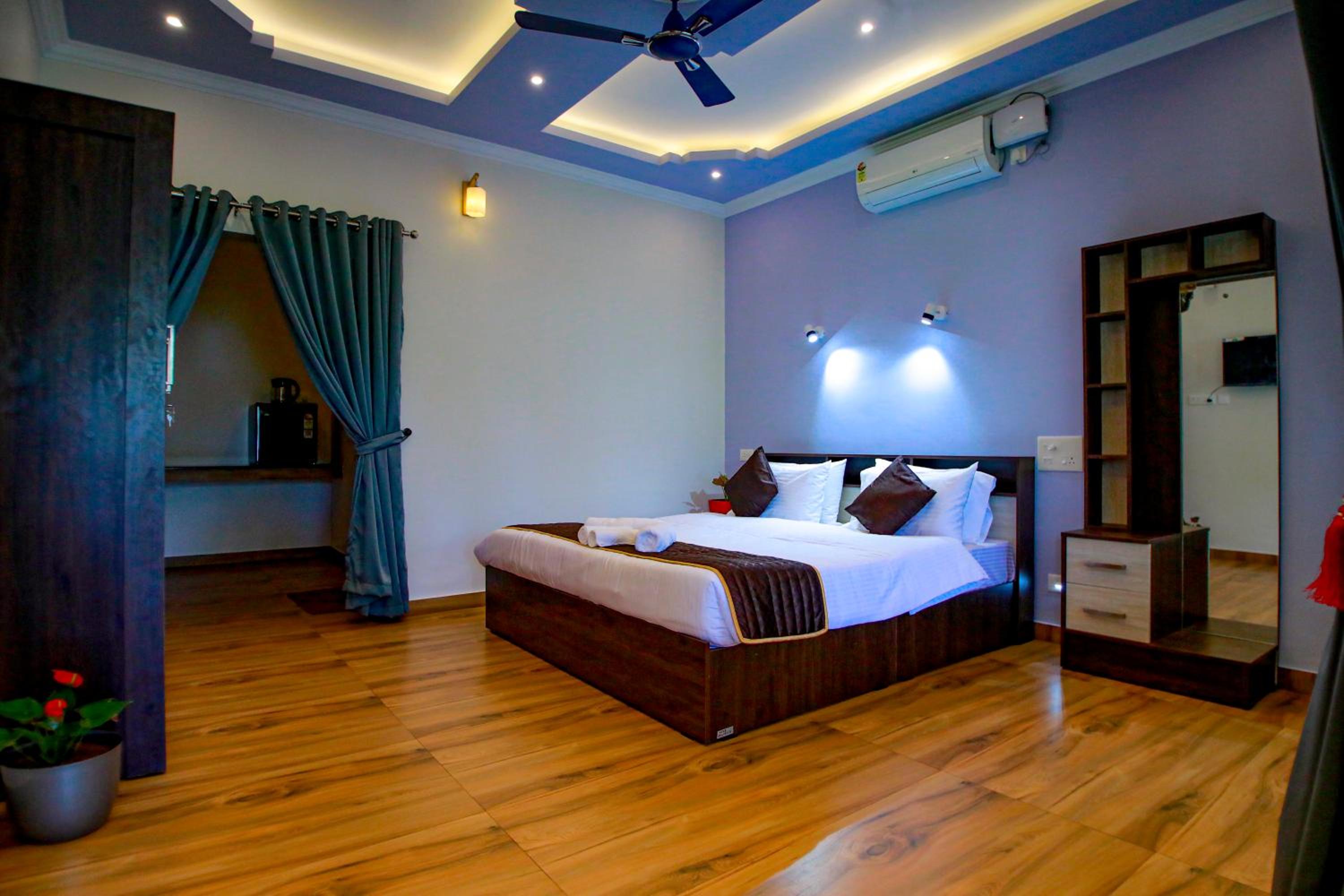 Deluxe Double Room with Balcony photo 3