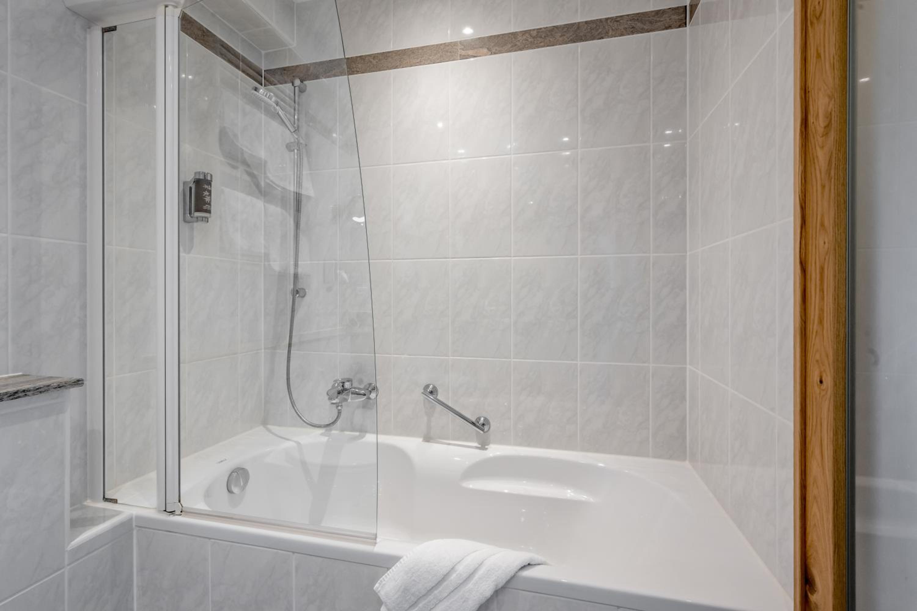 Suite - Photo 3