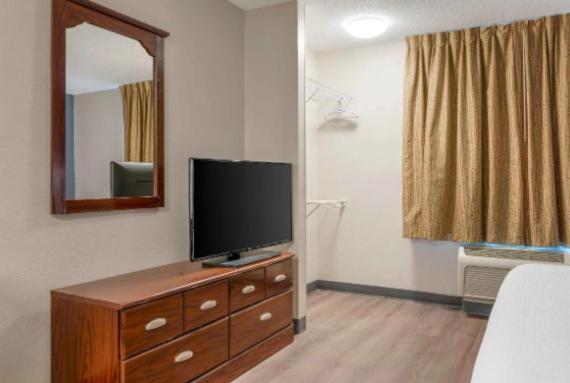 King Studio with 1 King Bed - Non-Smoking - Photo 7