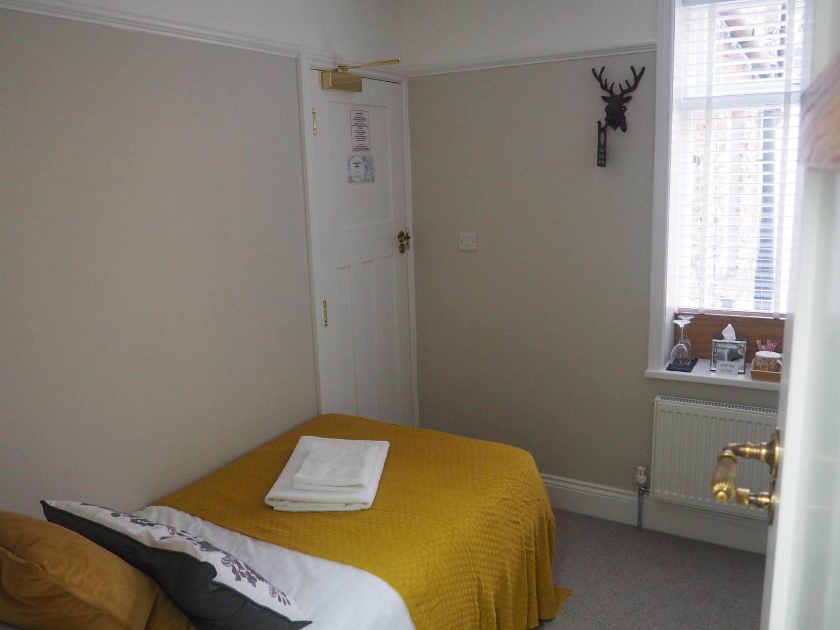 Twin Room with Private Bathroom photo 3