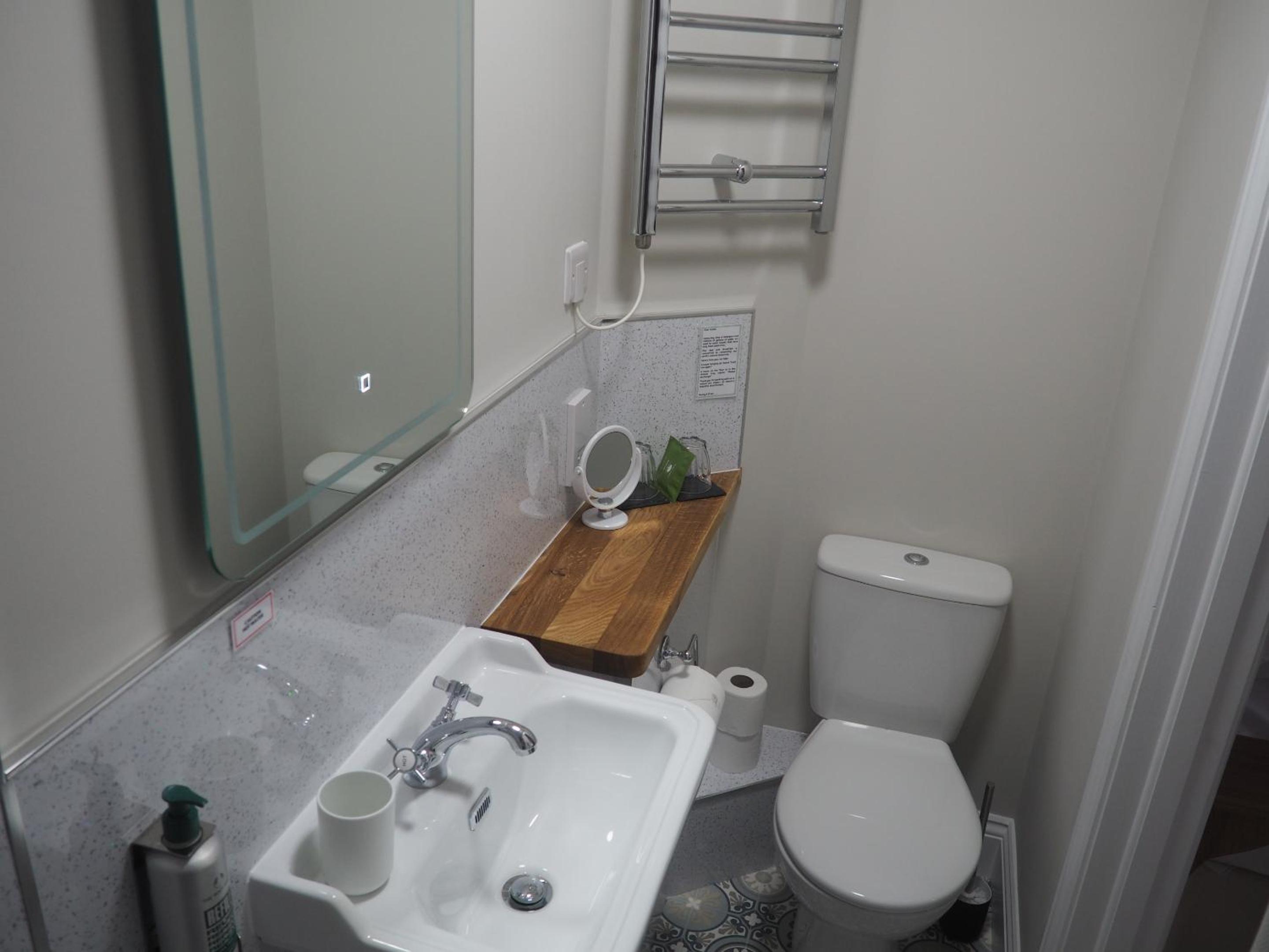 Twin Room with Private Bathroom photo 2