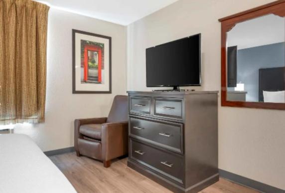 Queen studio with 1 Queen Bed - Disability Access/Non-Smoking - Photo 4