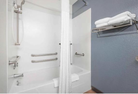 Queen studio with 1 Queen Bed - Disability Access/Non-Smoking - Photo 3
